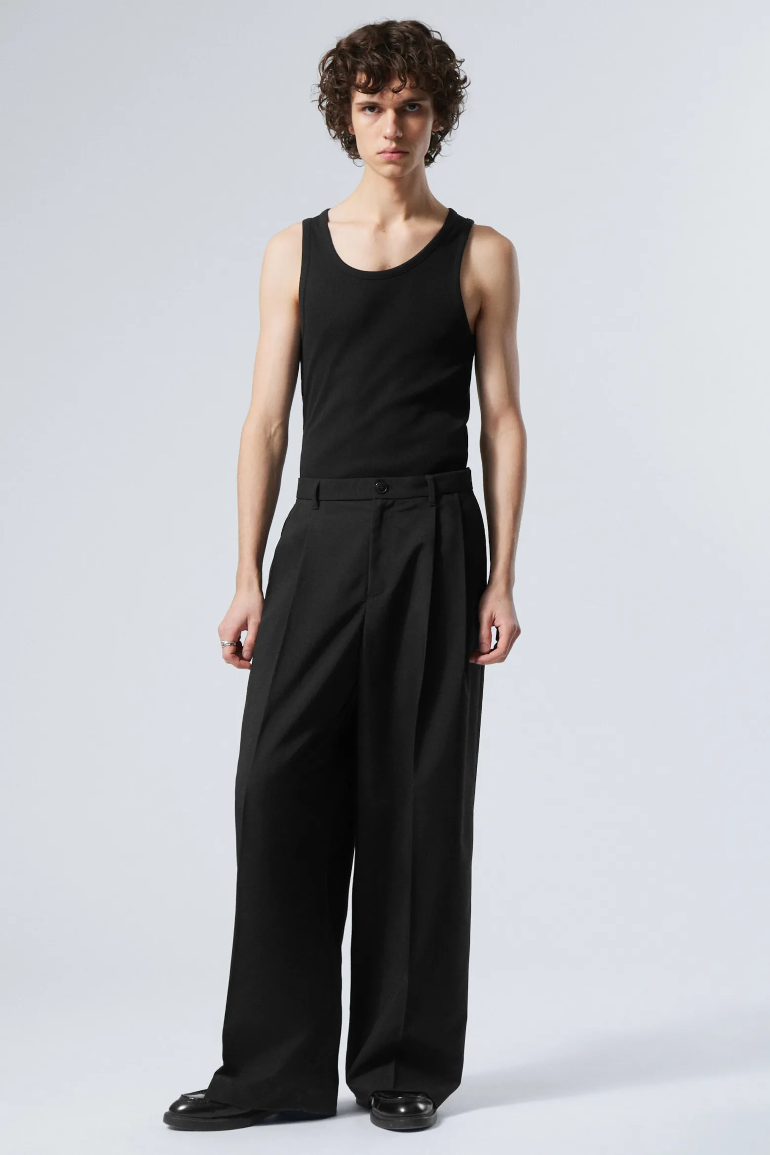 LOCKERE ANZUGHOSE MIT NIEDRIGER TAILLE|Weekday Hot