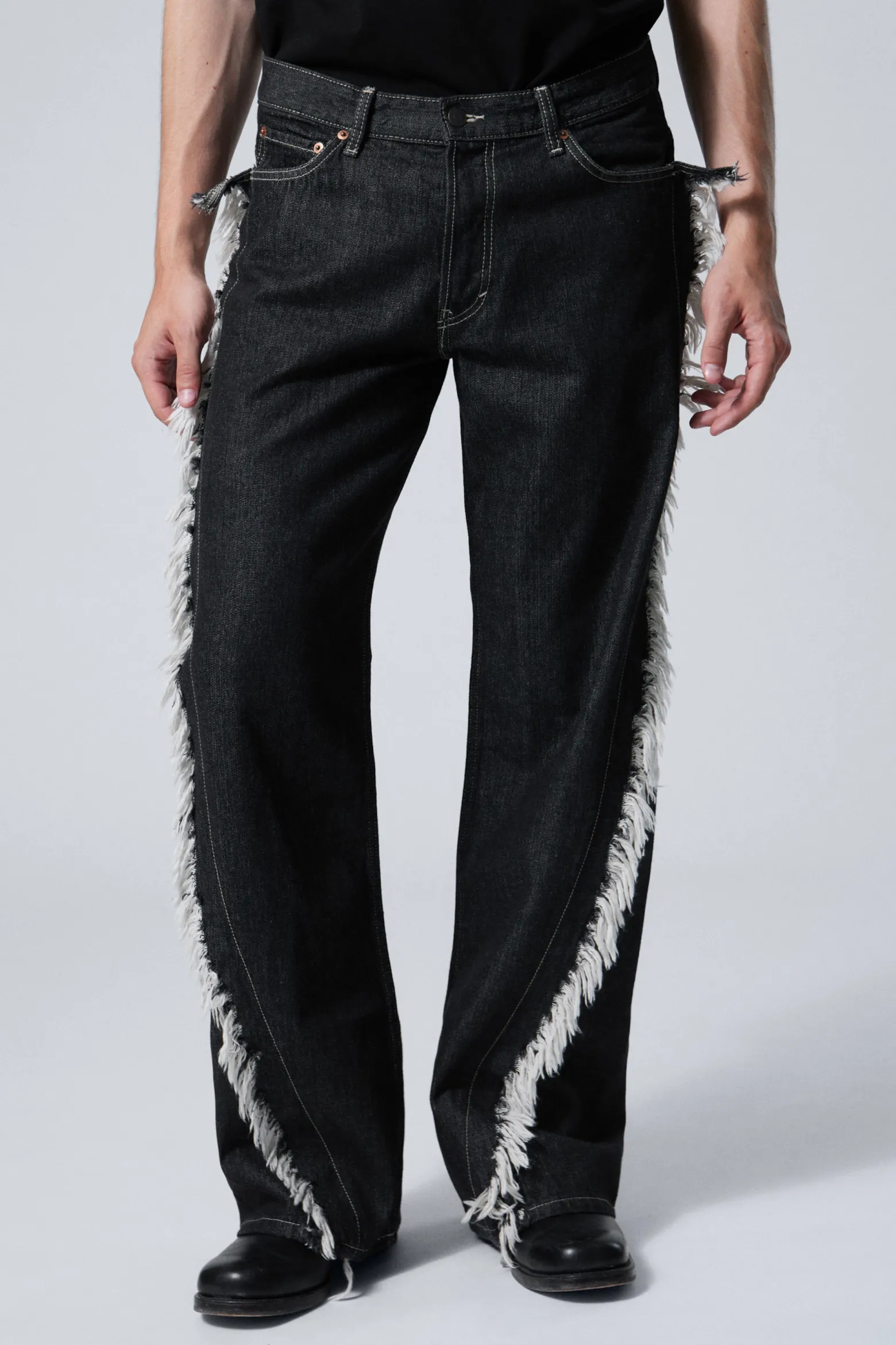 LOCKERE JEANS MIT FRANSIGER TWIST-NAHT|Weekday Discount
