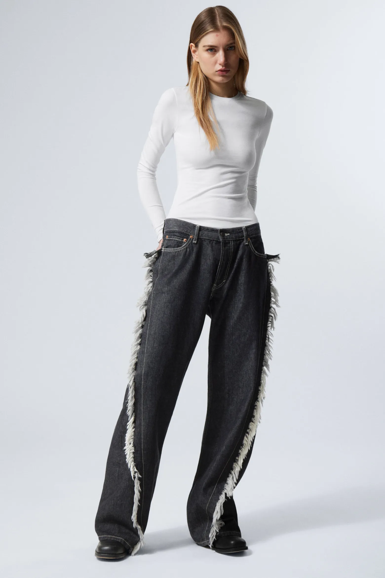 LOCKERE JEANS MIT FRANSIGER TWIST-NAHT|Weekday Discount
