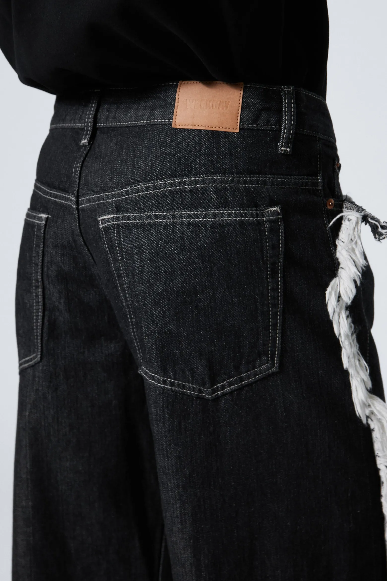 LOCKERE JEANS MIT FRANSIGER TWIST-NAHT|Weekday Discount