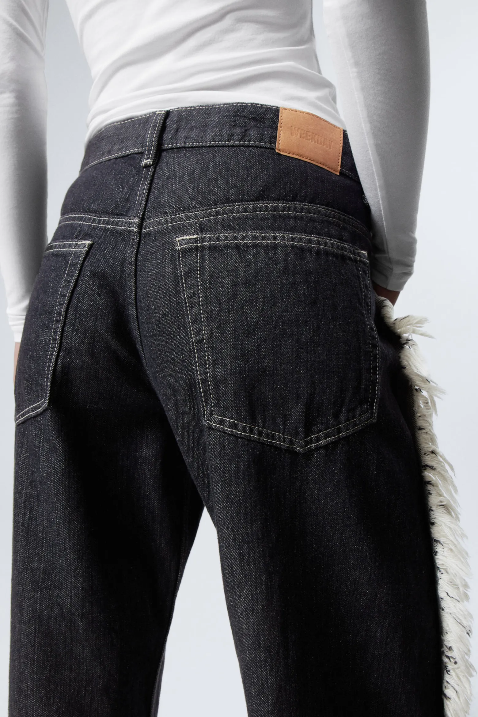 LOCKERE JEANS MIT FRANSIGER TWIST-NAHT|Weekday Discount