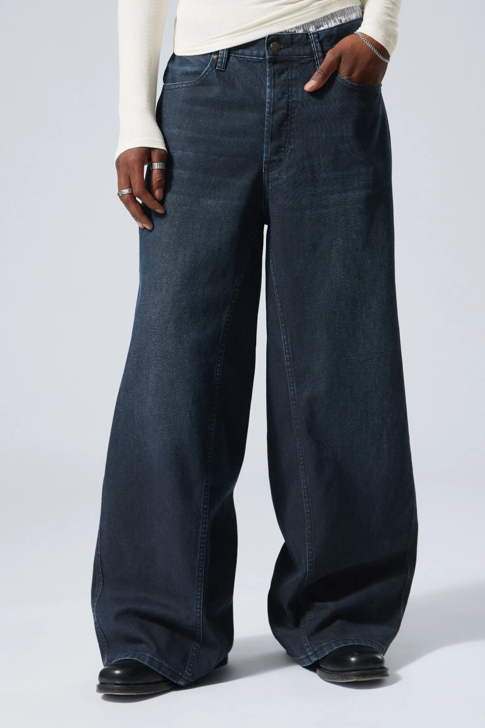 LOCKERE, WEITE JEANS MIT NORMALER TAILLE|Weekday New