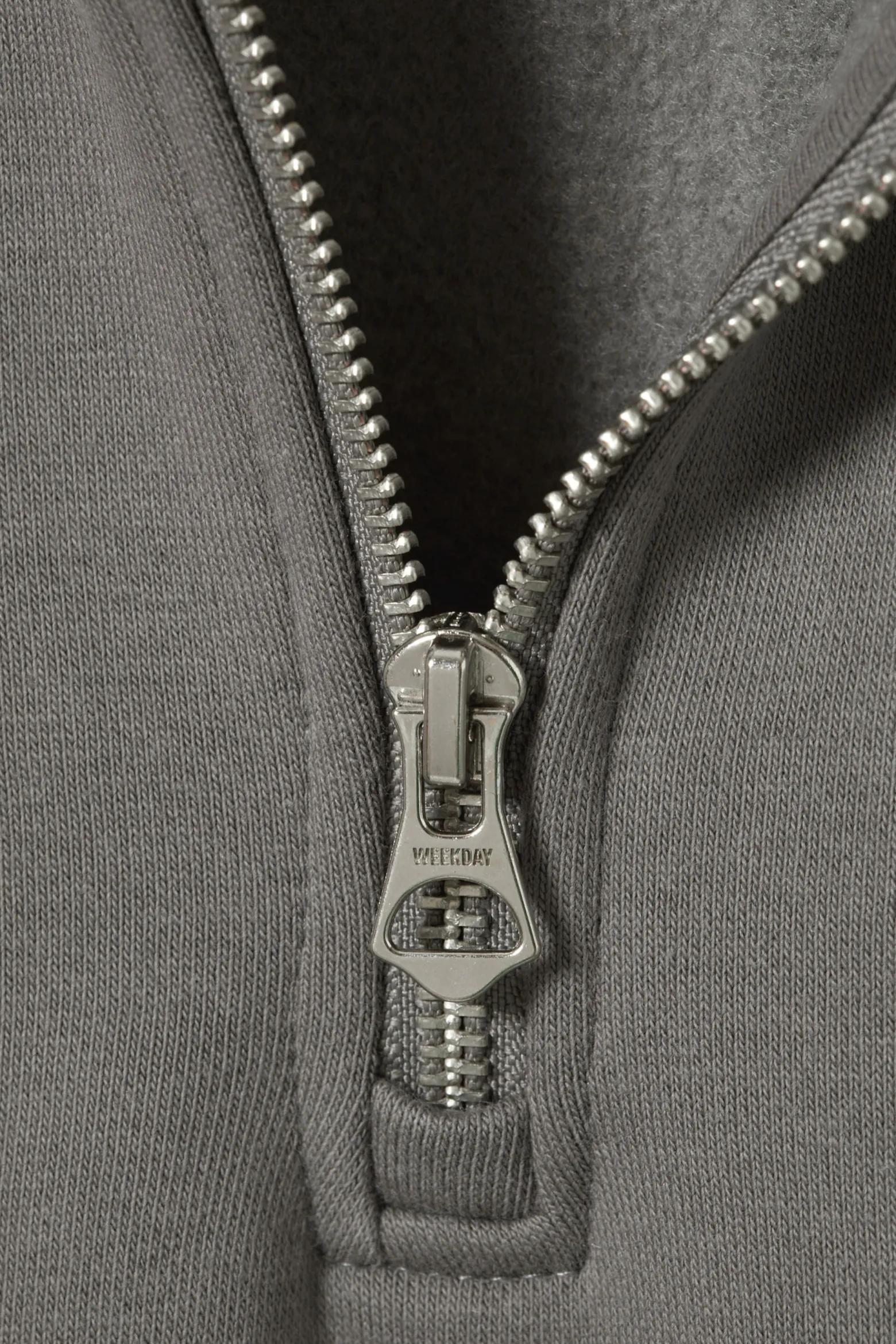 LOCKERER, SCHWERER PULLOVER MIT TEILREISSVERSCHLUSS|Weekday Sale