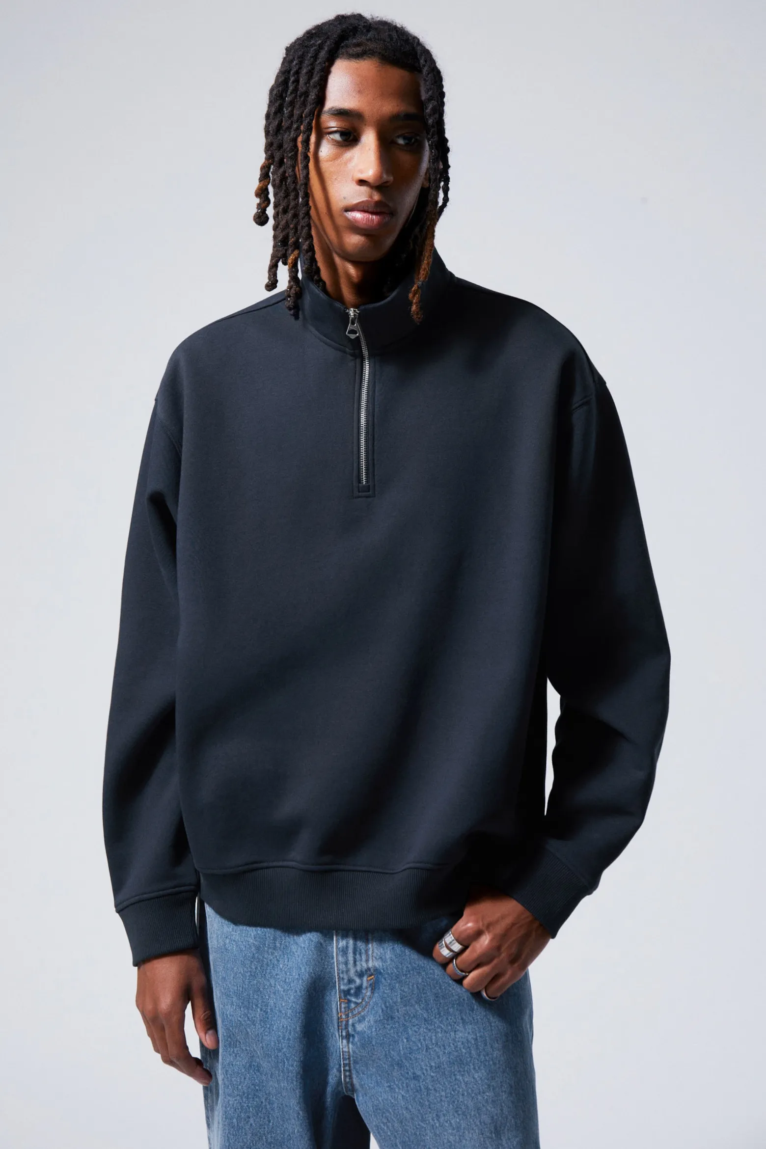 LOCKERER, SCHWERER PULLOVER MIT TEILREISSVERSCHLUSS|Weekday Fashion