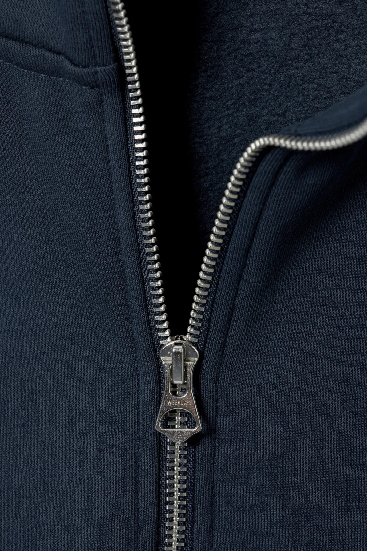 LOCKERER, SCHWERER PULLOVER MIT TEILREISSVERSCHLUSS|Weekday Fashion