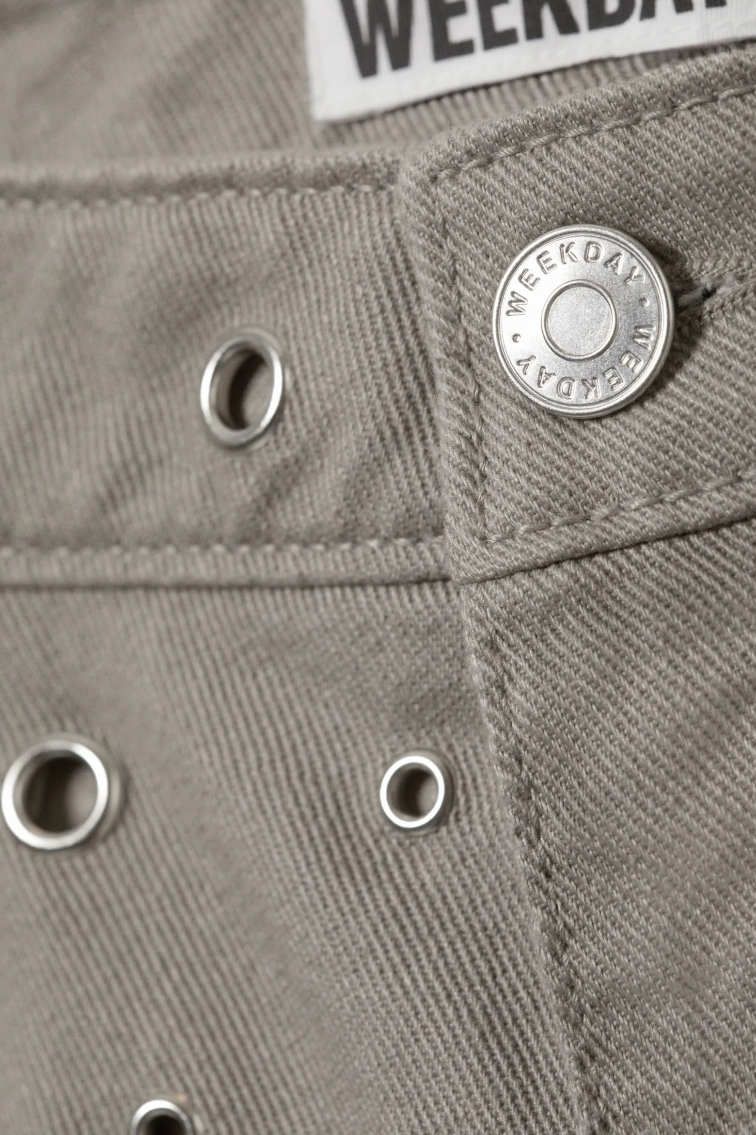 LOW WAIST LOOSE WIDE LEG EYELET TWILL TROUSERS|Weekday Fashion