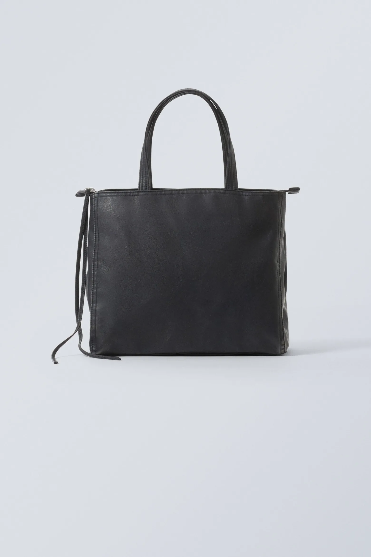MITTELGROSSE EINKAUFSTASCHE AUS KUNSTLEDER|Weekday Outlet