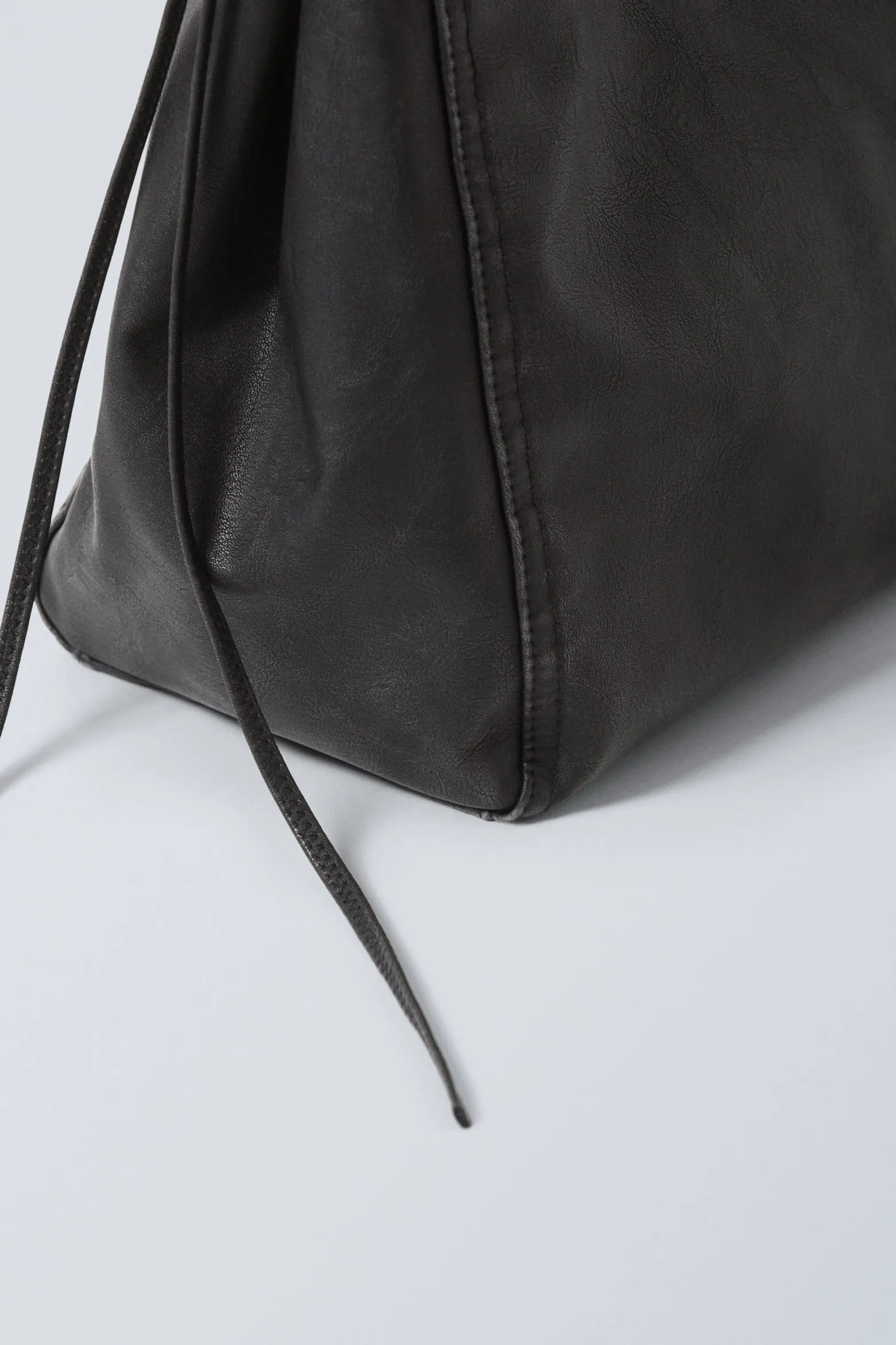 MITTELGROSSE EINKAUFSTASCHE AUS KUNSTLEDER|Weekday Outlet