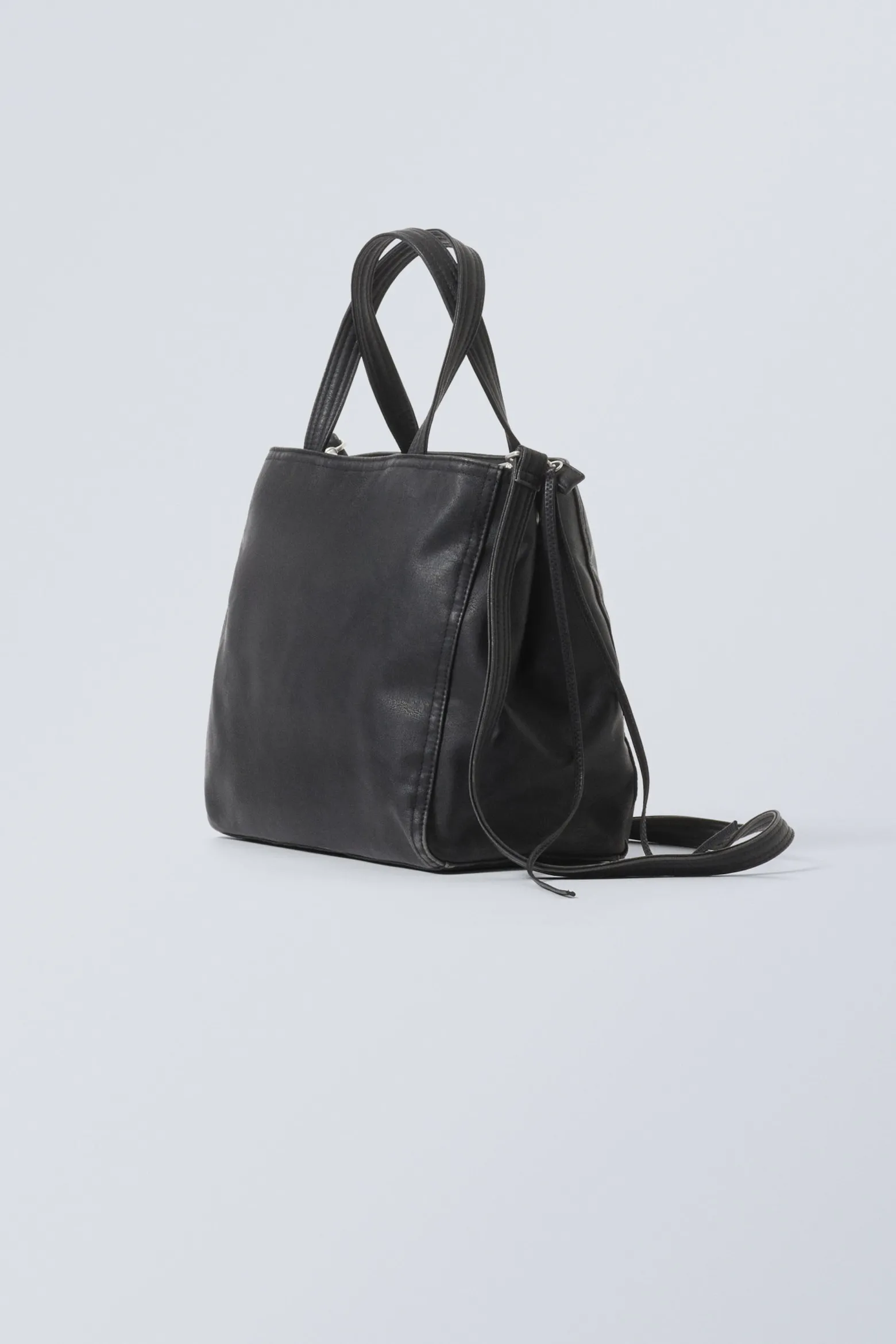 MITTELGROSSE EINKAUFSTASCHE AUS KUNSTLEDER|Weekday Outlet