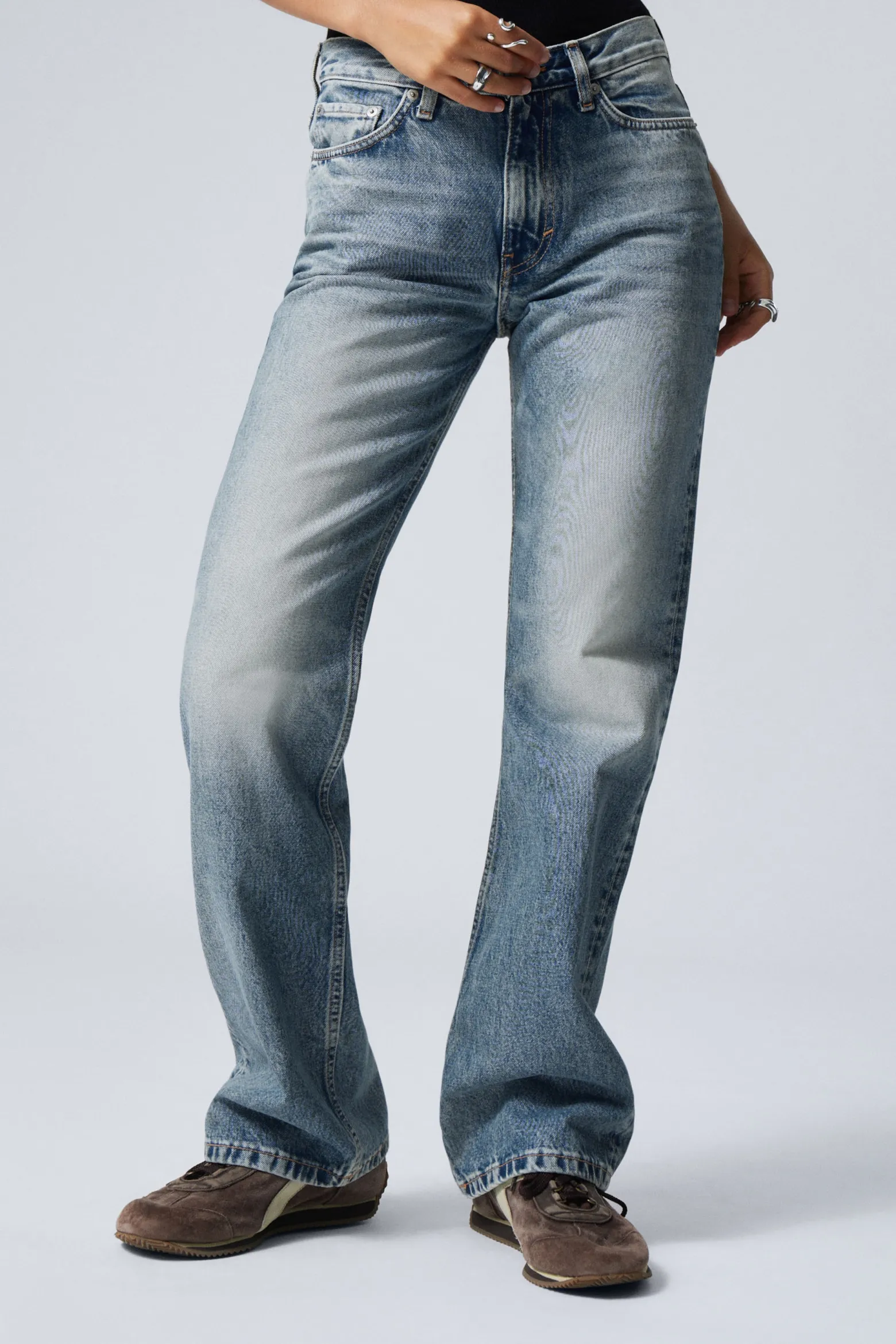 MOON MID RISE REGULAR BOOTCUT LEG JEANS|Weekday Outlet