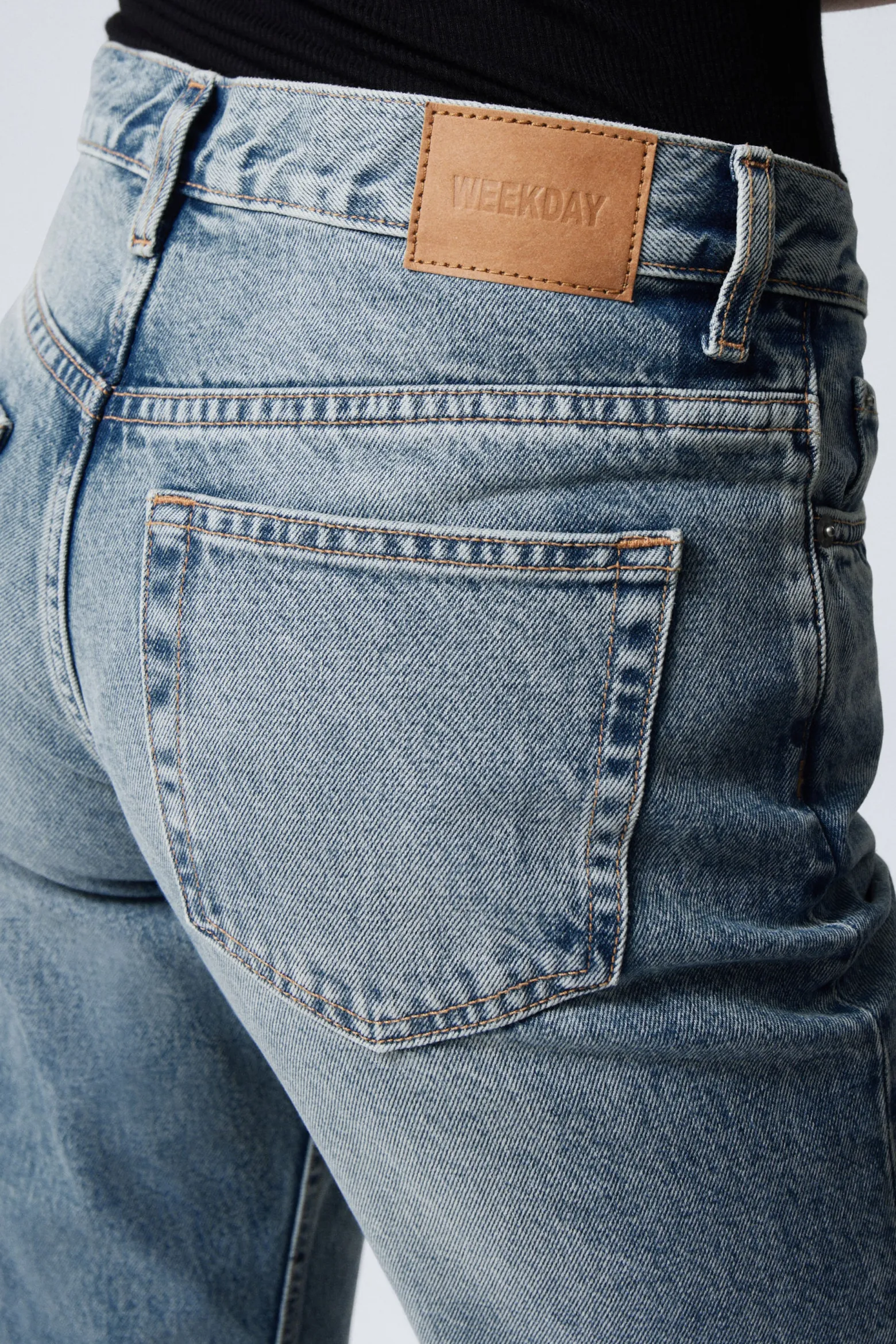 MOON MID RISE REGULAR BOOTCUT LEG JEANS|Weekday Outlet