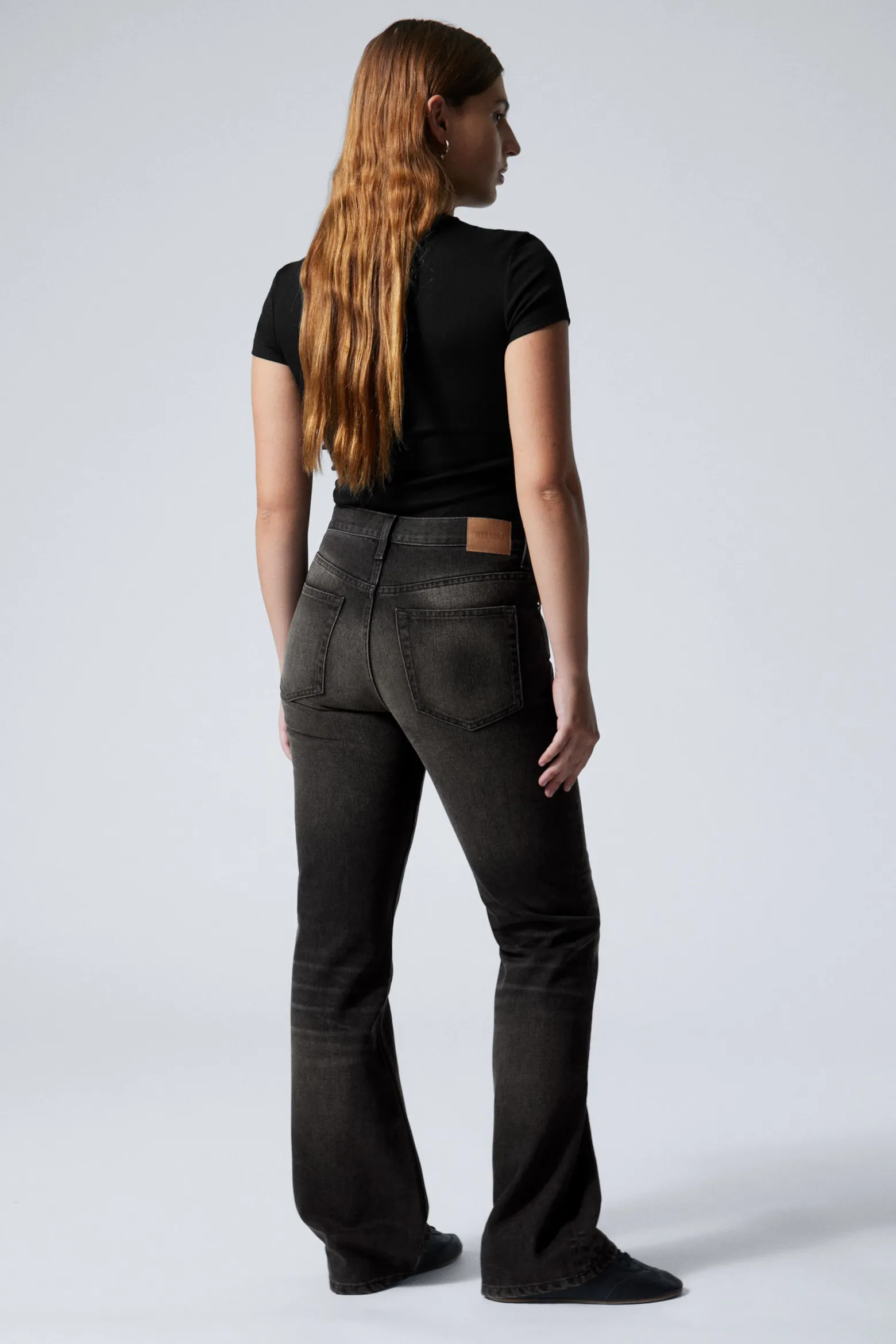 MOON MID RISE REGULAR BOOTCUT LEG JEANS|Weekday Hot