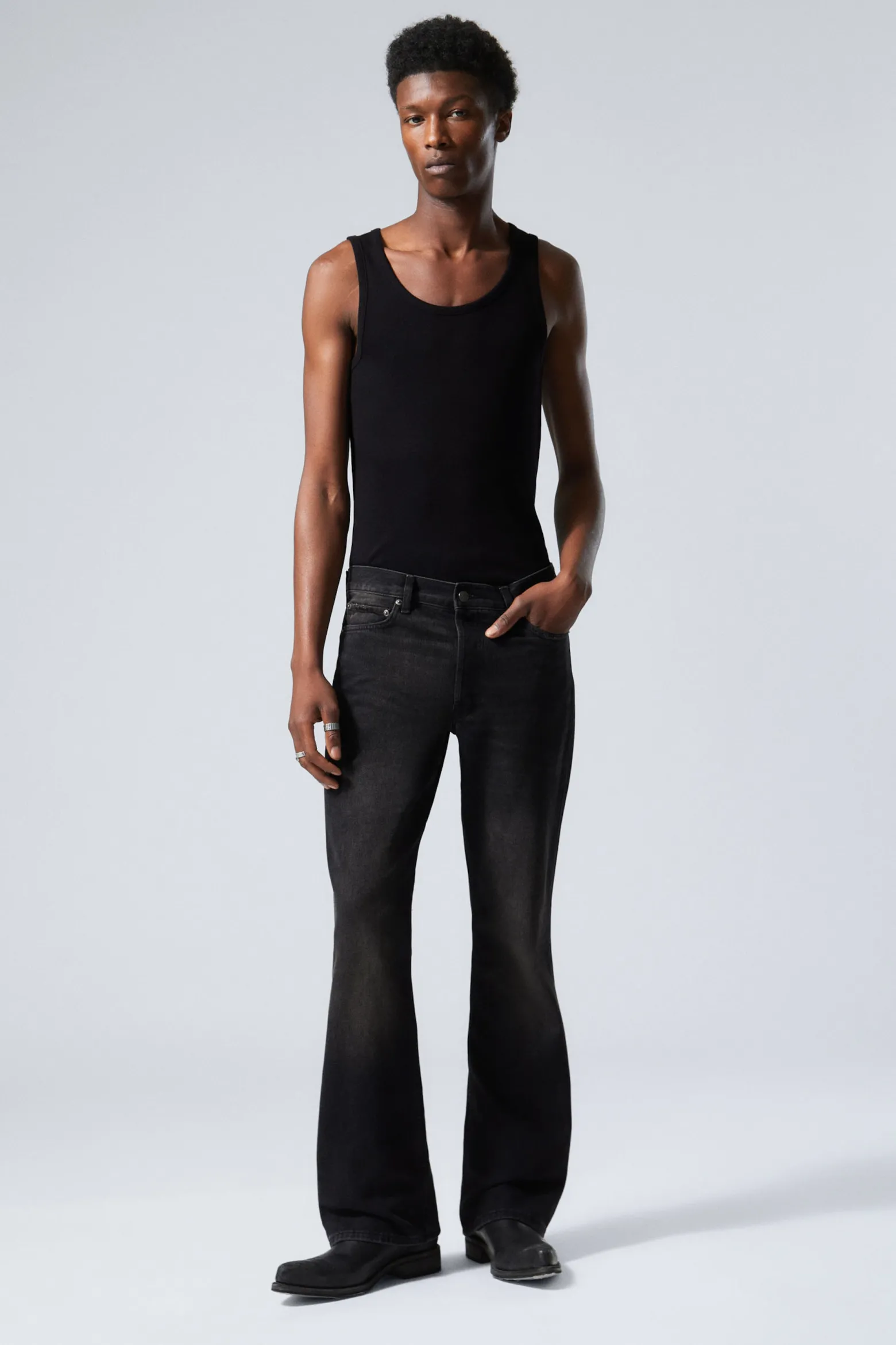 MOTION – SCHMAL GESCHNITTENE BOOTCUT-JEANS|Weekday Best Sale