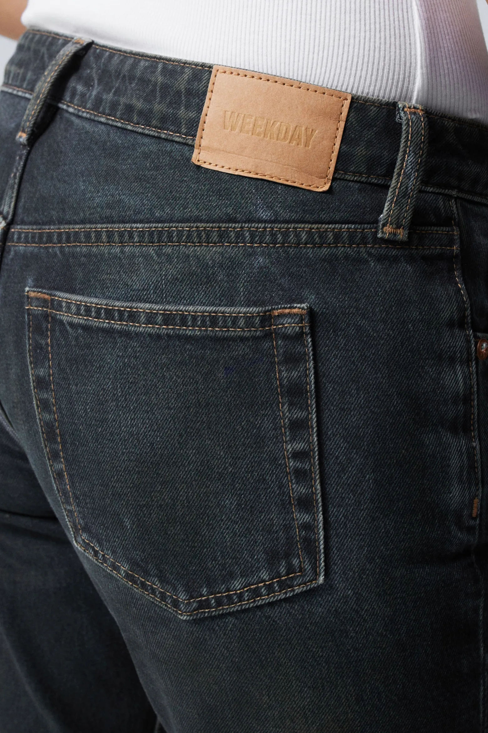 NAIL LOW WAIST SLIM STRAIGHT LEG JEANS|Weekday Flash Sale