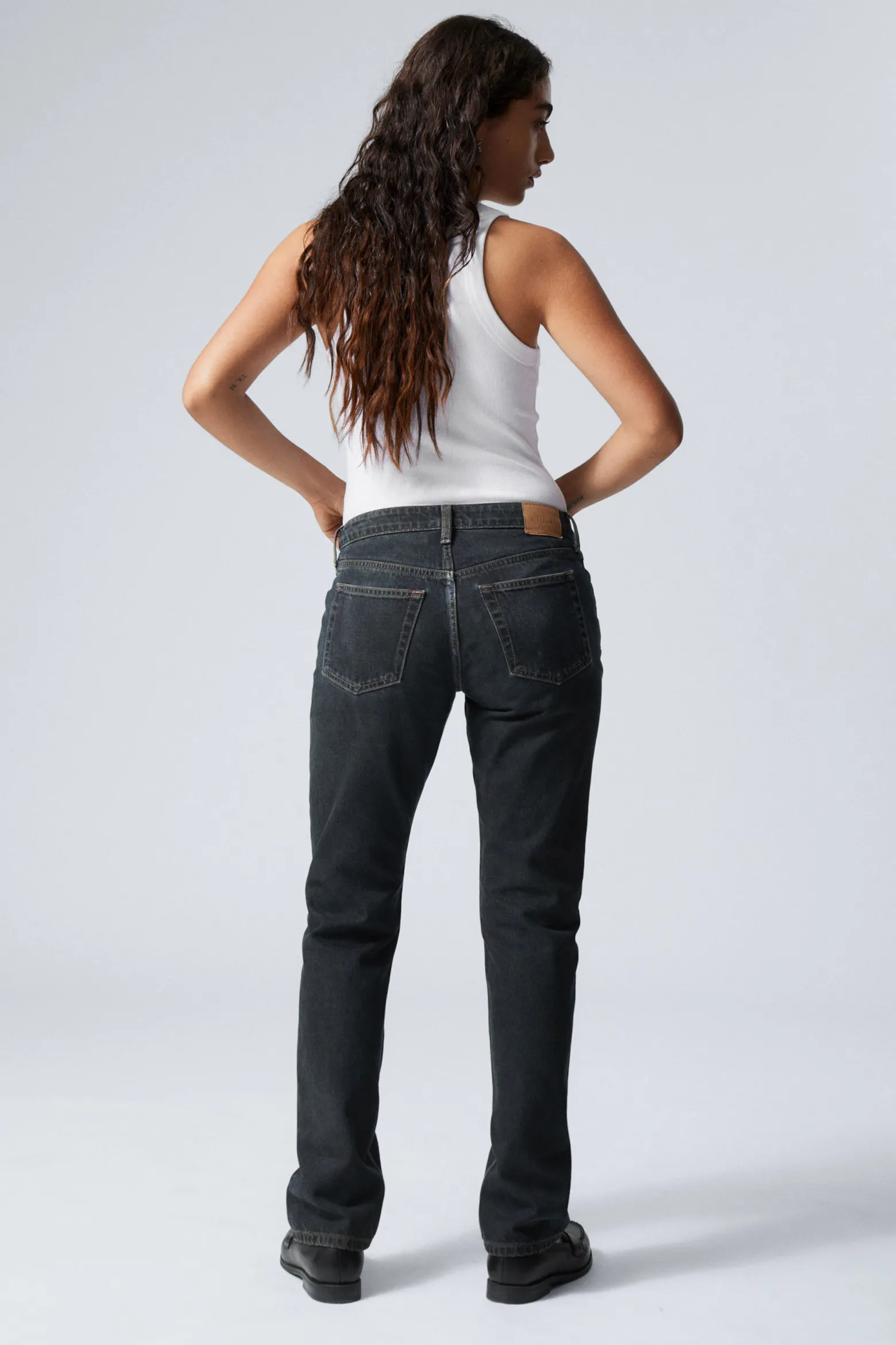 NAIL LOW WAIST SLIM STRAIGHT LEG JEANS|Weekday Flash Sale