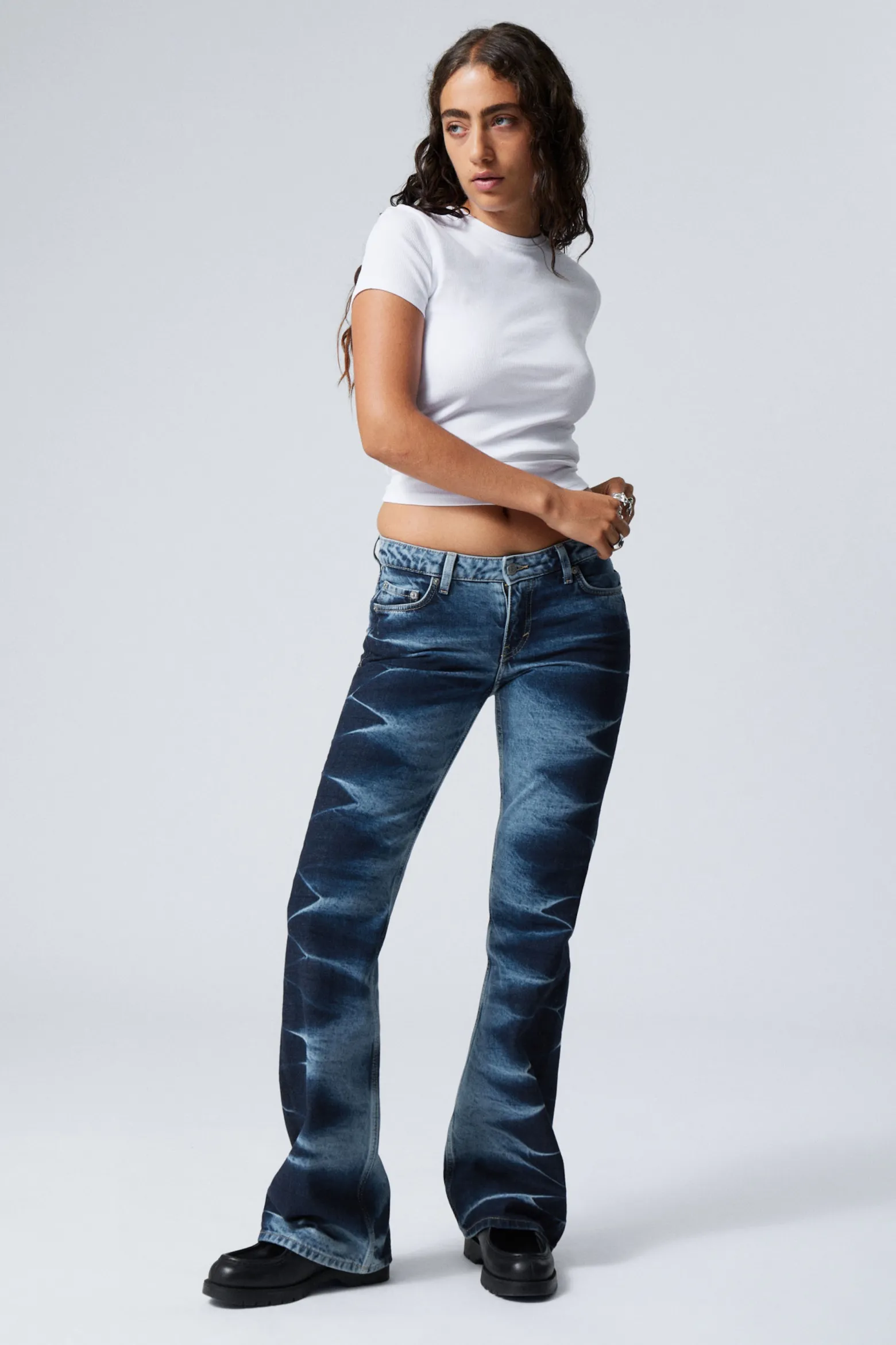NOVA – NIEDRIG SITZENDE BOOTCUT-JEANS MIT SLIM-FIT|Weekday Discount