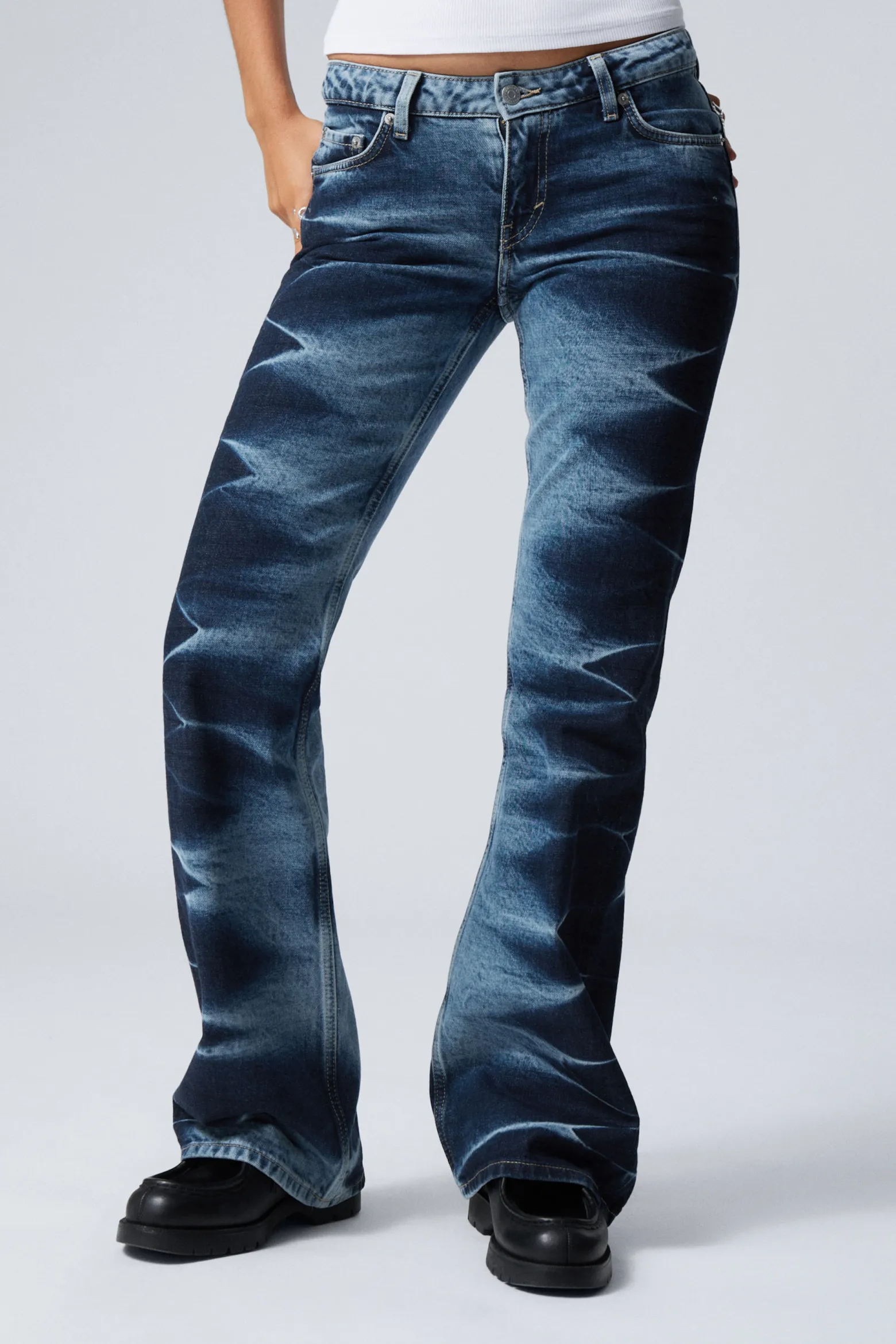 NOVA – NIEDRIG SITZENDE BOOTCUT-JEANS MIT SLIM-FIT|Weekday Discount