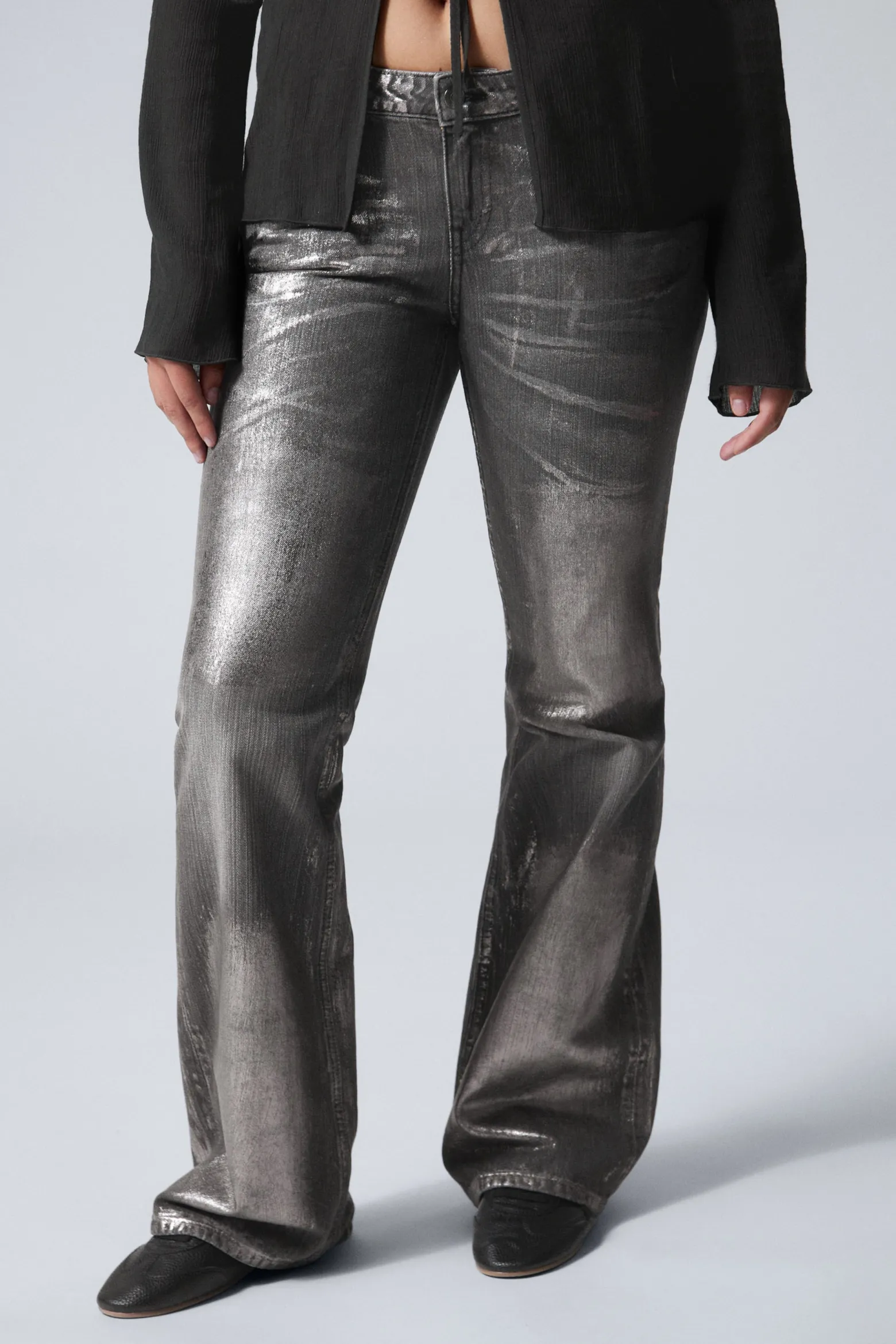 NOVA – SCHMALE BOOTCUT-JEANS MIT METALLIC-EFFEKT|Weekday Clearance