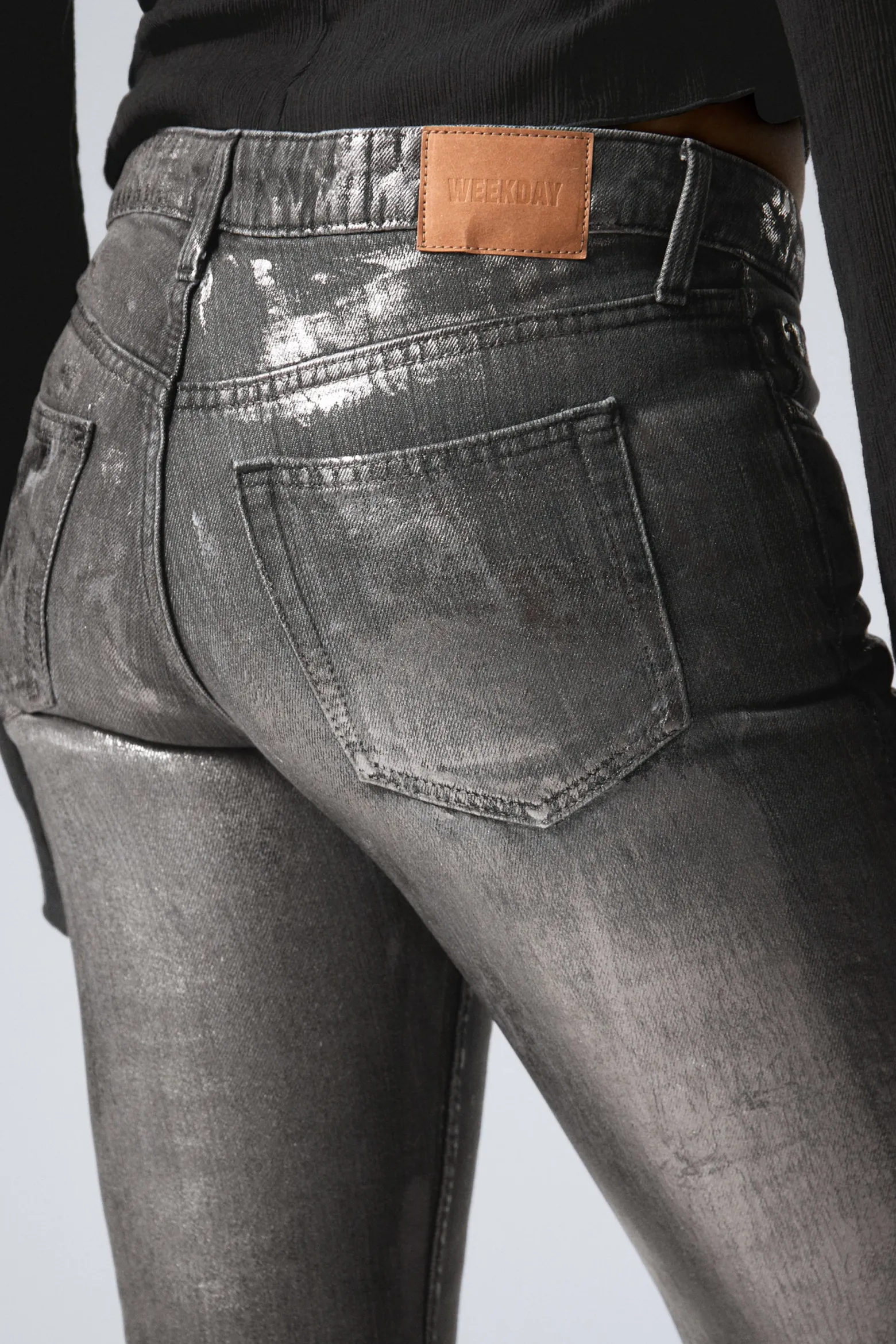 NOVA – SCHMALE BOOTCUT-JEANS MIT METALLIC-EFFEKT|Weekday Clearance
