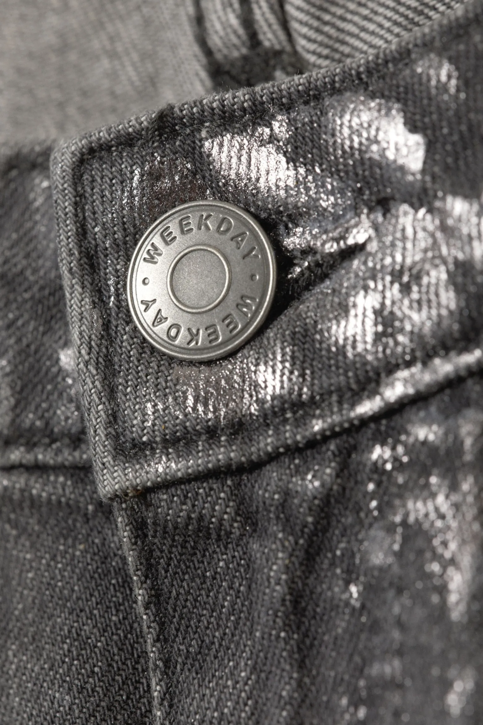 NOVA – SCHMALE BOOTCUT-JEANS MIT METALLIC-EFFEKT|Weekday Clearance