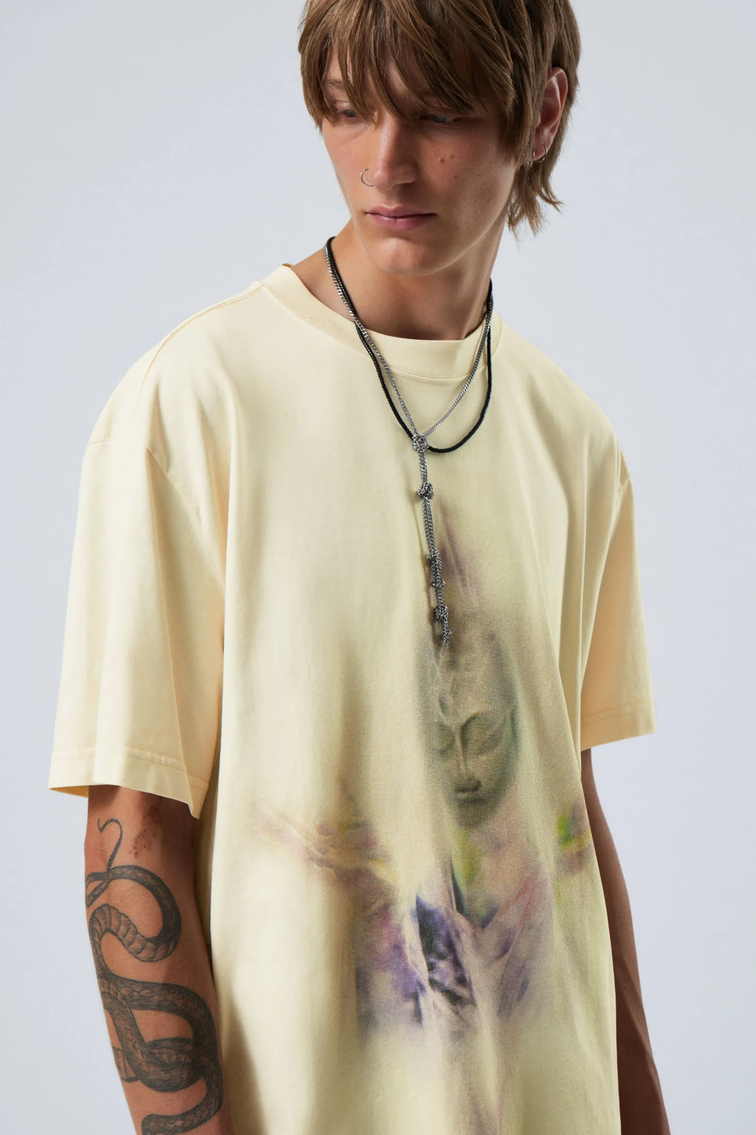OVERSIZED-T-SHIRT MIT GRAFIKPRINT|Weekday Sale
