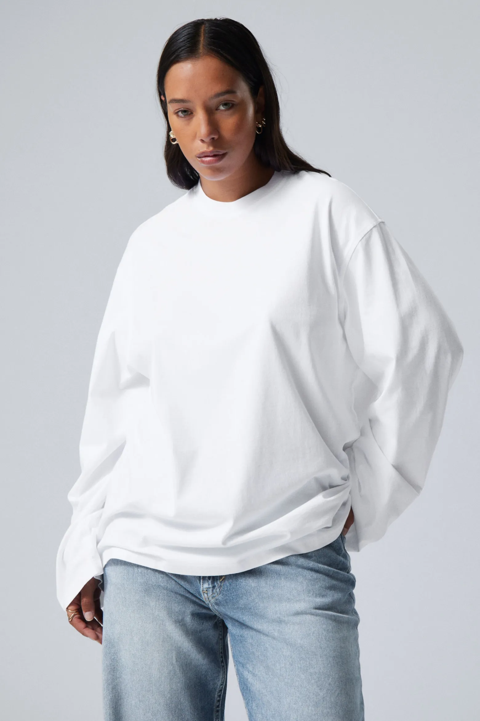 OVERSIZED-T-SHIRT MIT LANGEN ÄRMELN|Weekday Sale