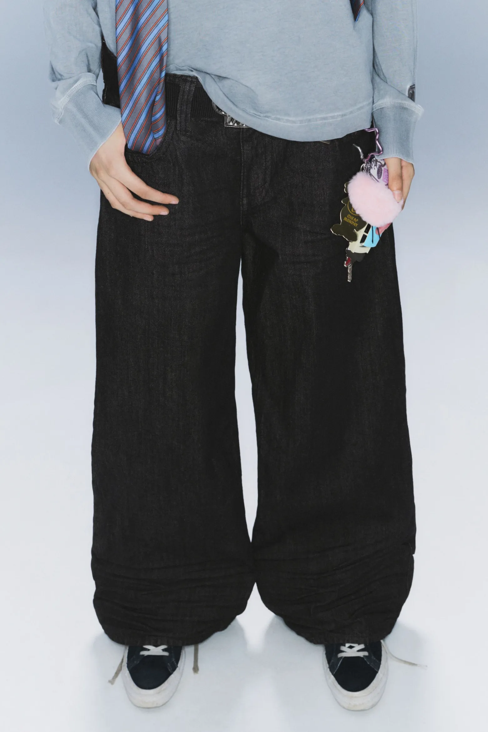 POSER – WEITE JEANS MIT NORMALER TAILLE|Weekday Store