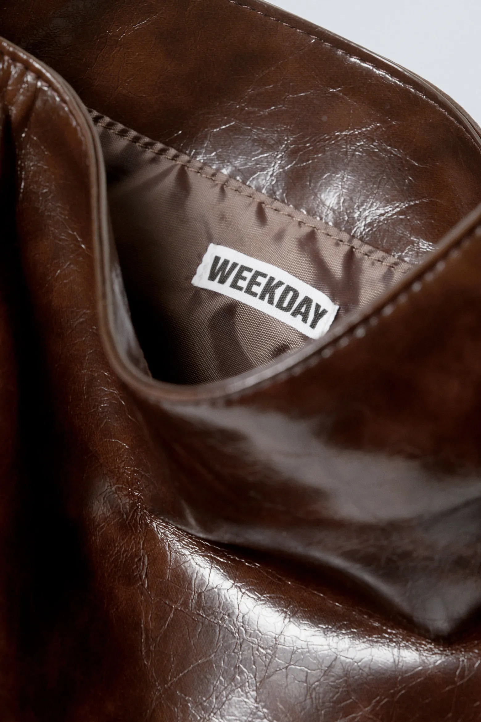 QUADRATISCHE UMHÄNGETASCHE AUS KUNSTLEDER|Weekday Cheap