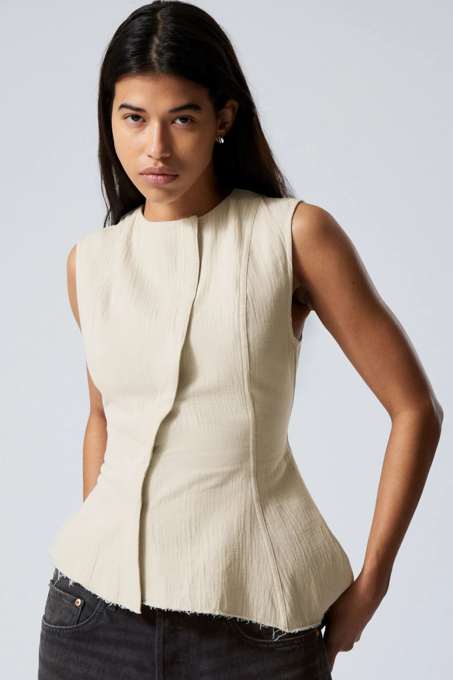 ÄRMELLOSES ASYMMETRISCHES SCHÖSSCHEN-TOP|Weekday Discount