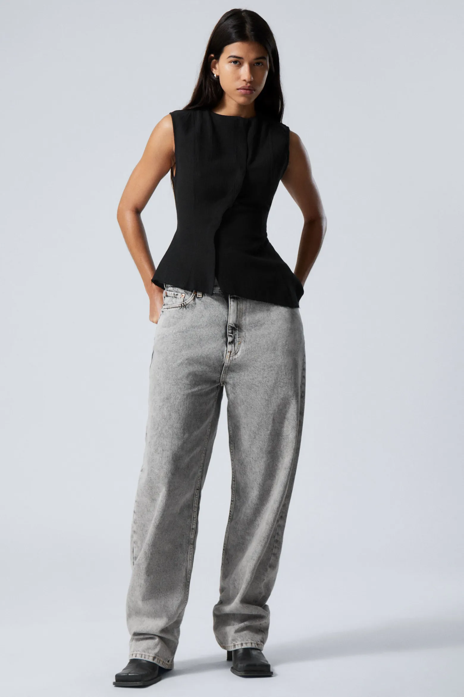 ÄRMELLOSES ASYMMETRISCHES SCHÖSSCHEN-TOP|Weekday Flash Sale