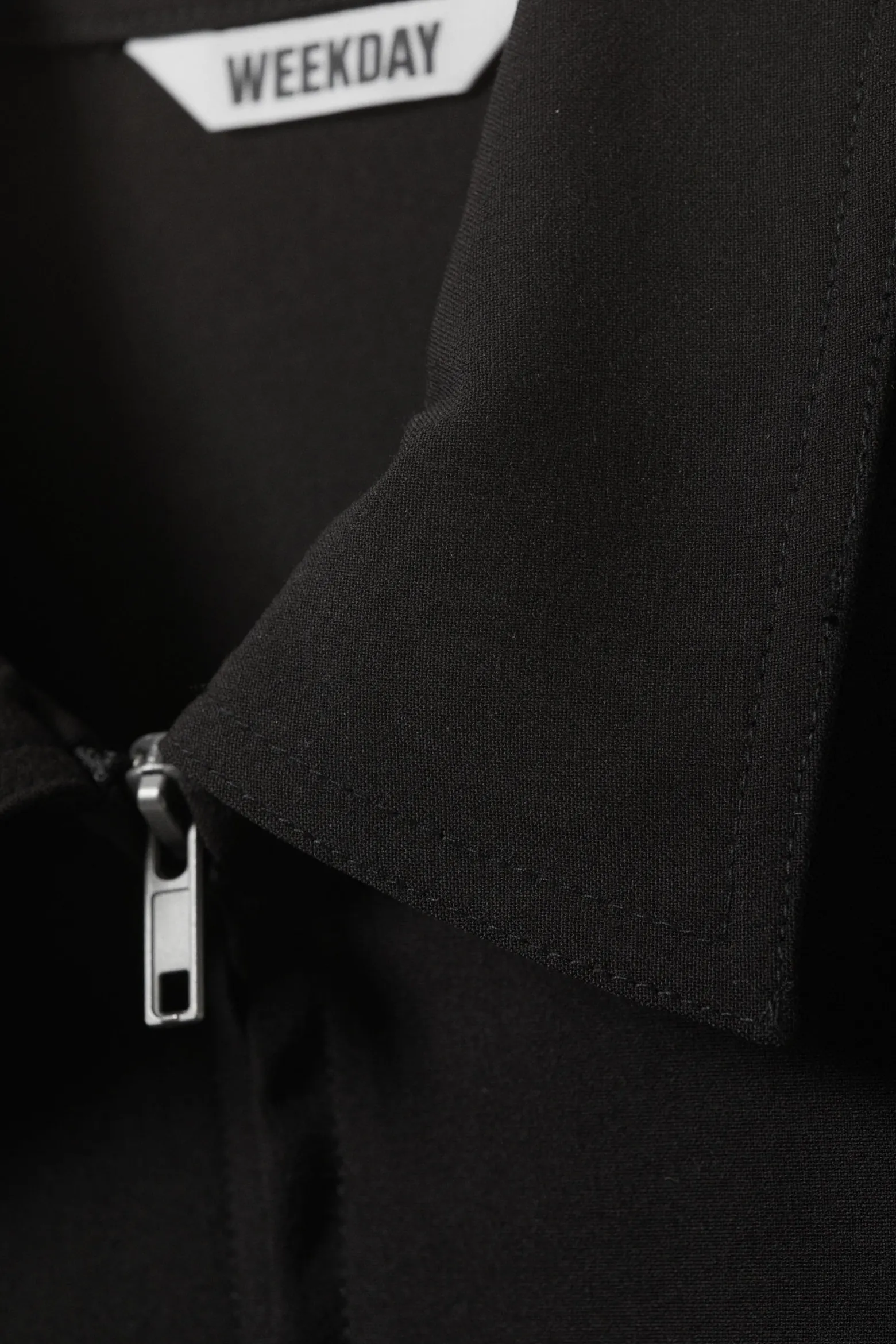 ÄRMELLOSES MINI-ANZUGKLEID MIT REISSVERSCHLUSS|Weekday Cheap