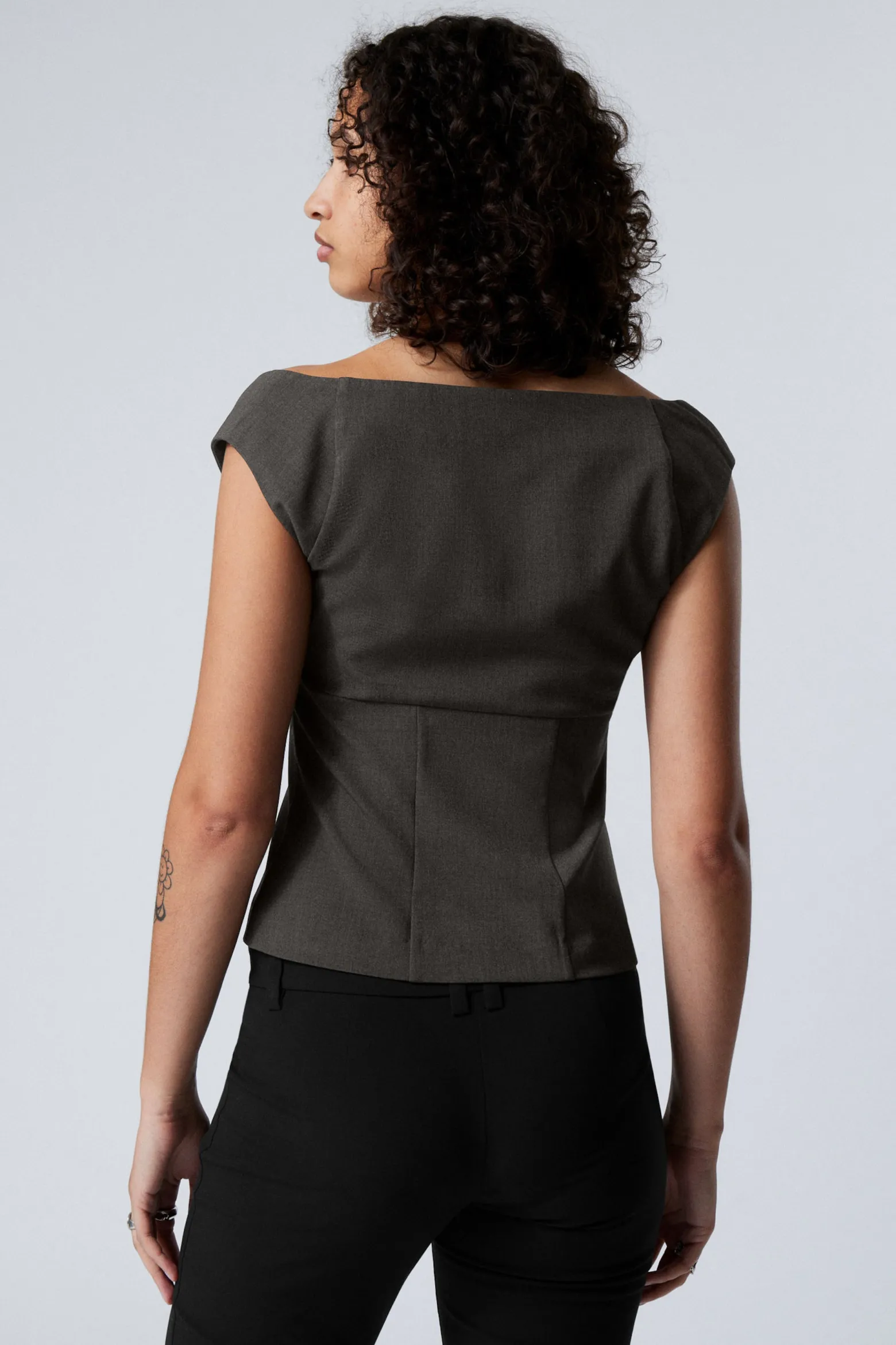 ÄRMELLOSES TOP MIT WEITEM AUSSCHNITT|Weekday Cheap