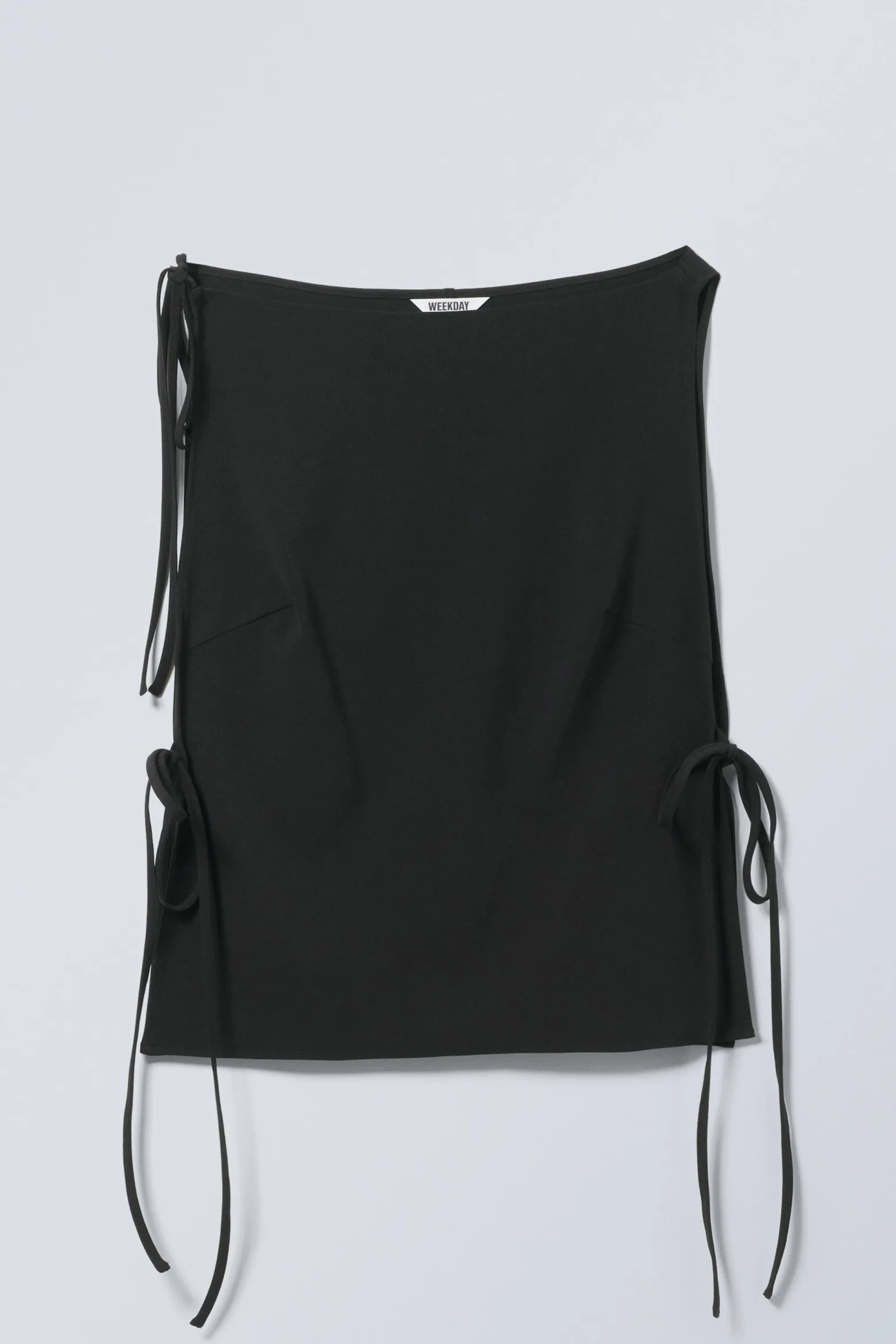 SCHMAL GESCHNITTENES ÄRMELLOSES TRÄGERTOP|Weekday Fashion