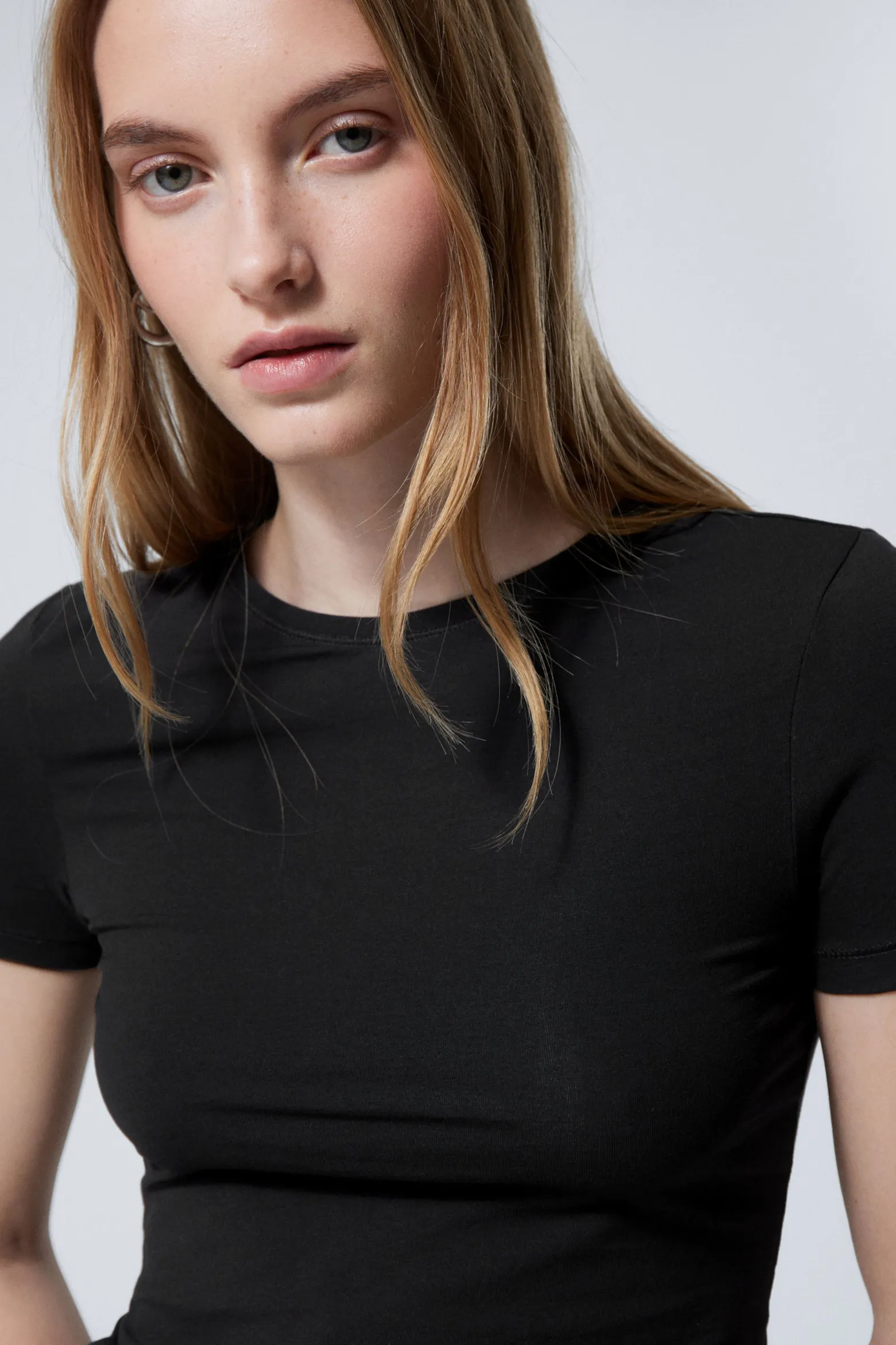 SCHMAL GESCHNITTENES T-SHIRT|Weekday Cheap