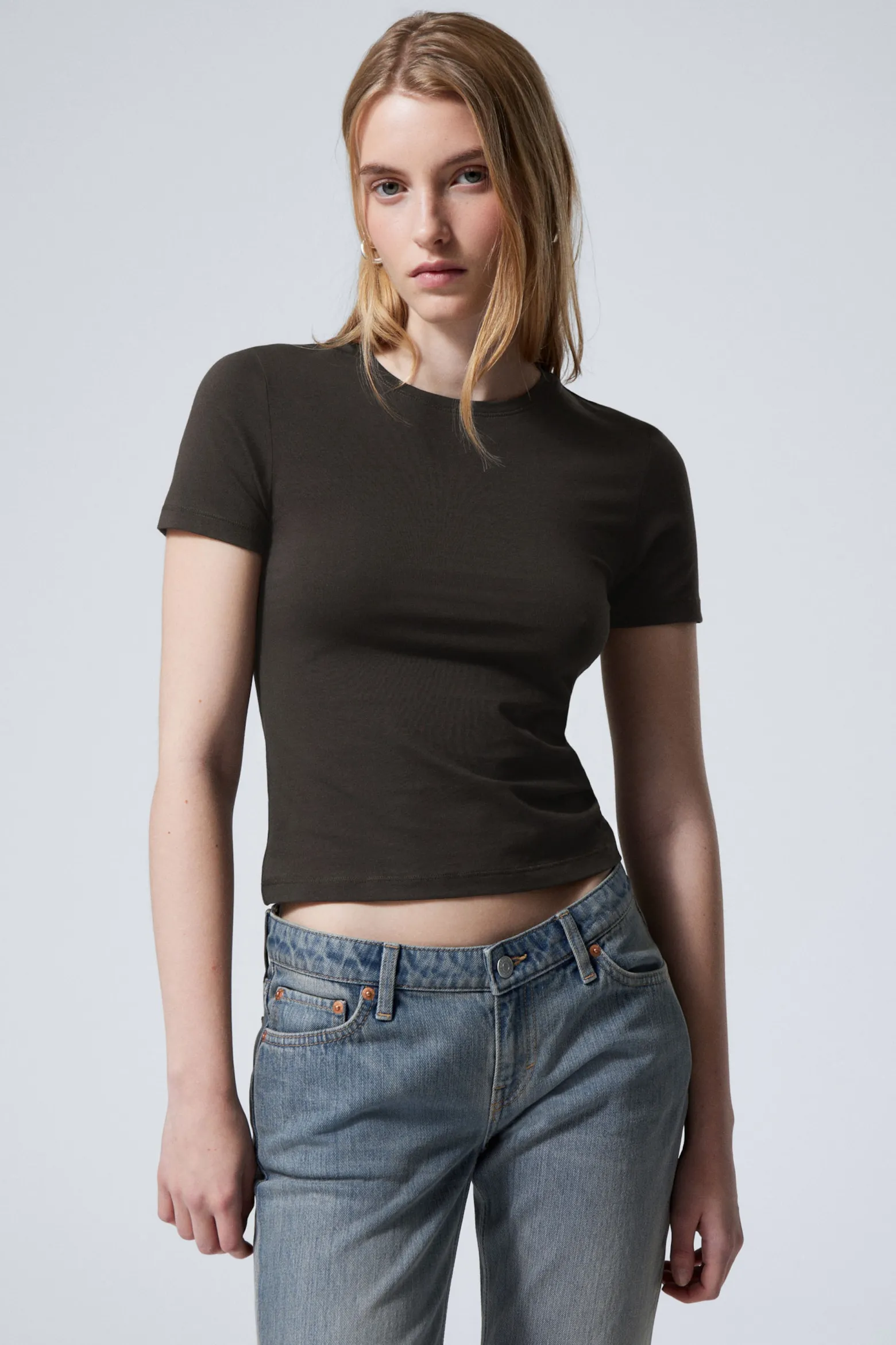 SCHMAL GESCHNITTENES T-SHIRT|Weekday Hot