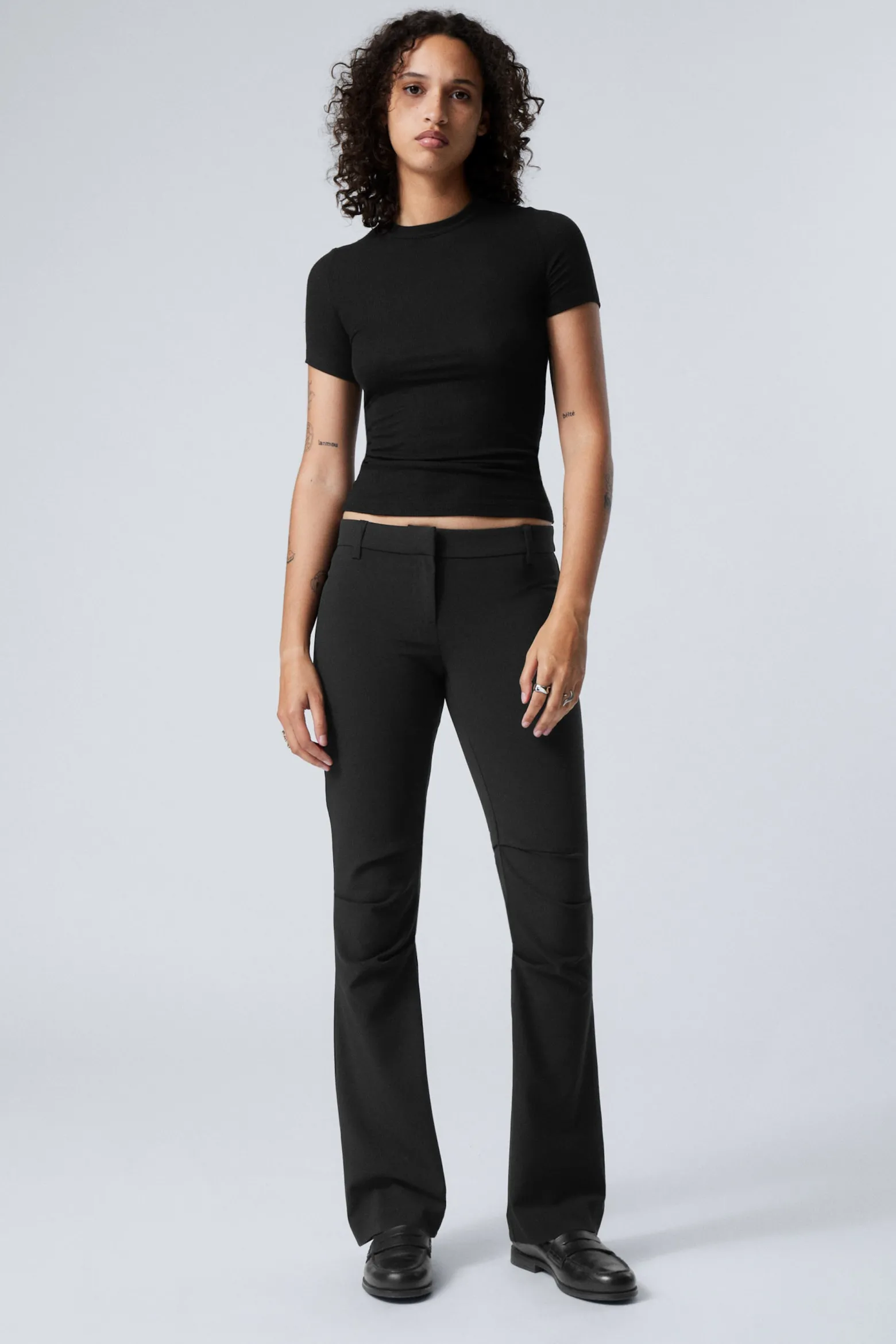 SCHMALE BUNDFALTENHOSE MIT SCHLAG & NIEDRIGEM BUND|Weekday Clearance