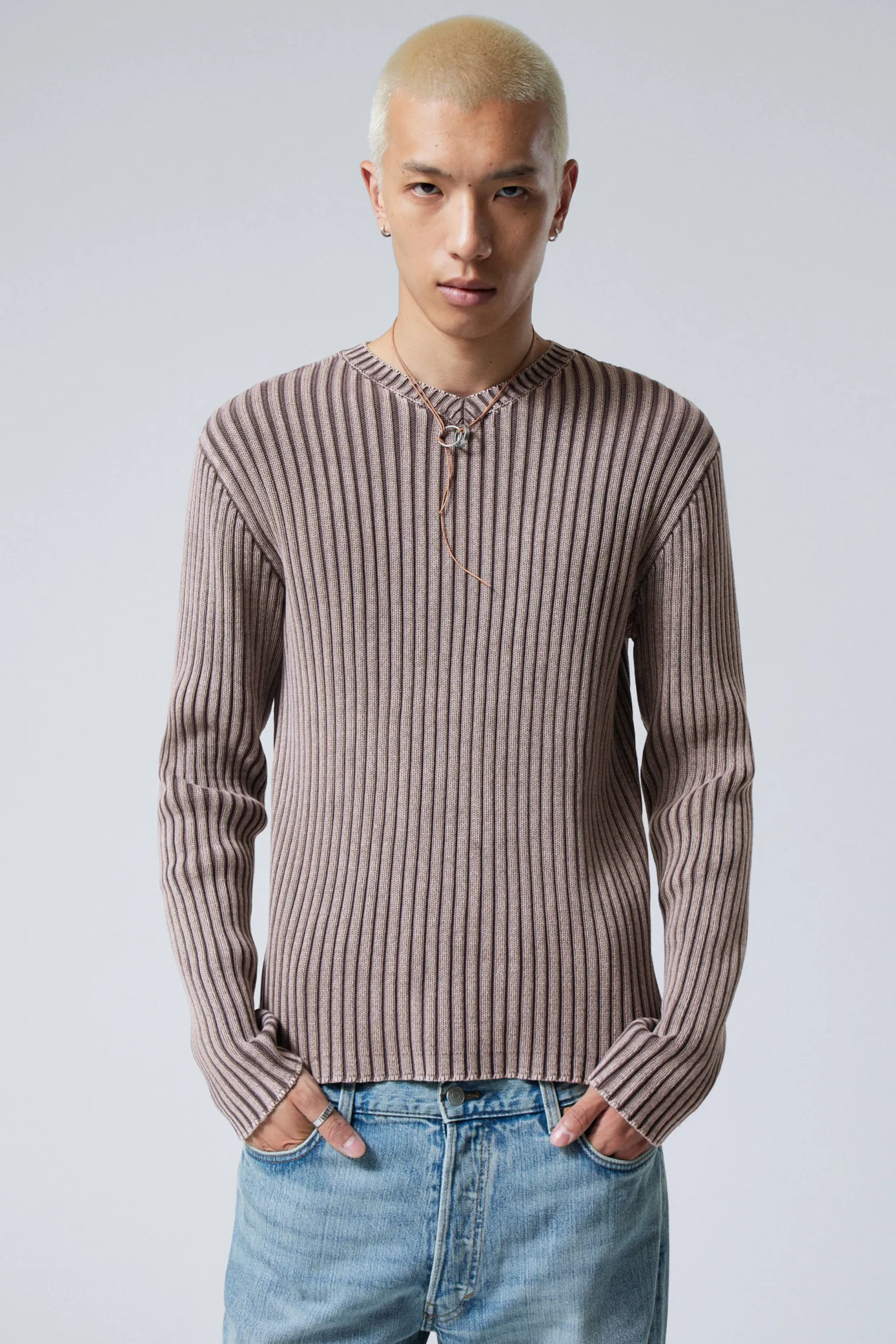 SCHMALER STRICKPULLOVER MIT V-AUSSCHNITT|Weekday Best Sale