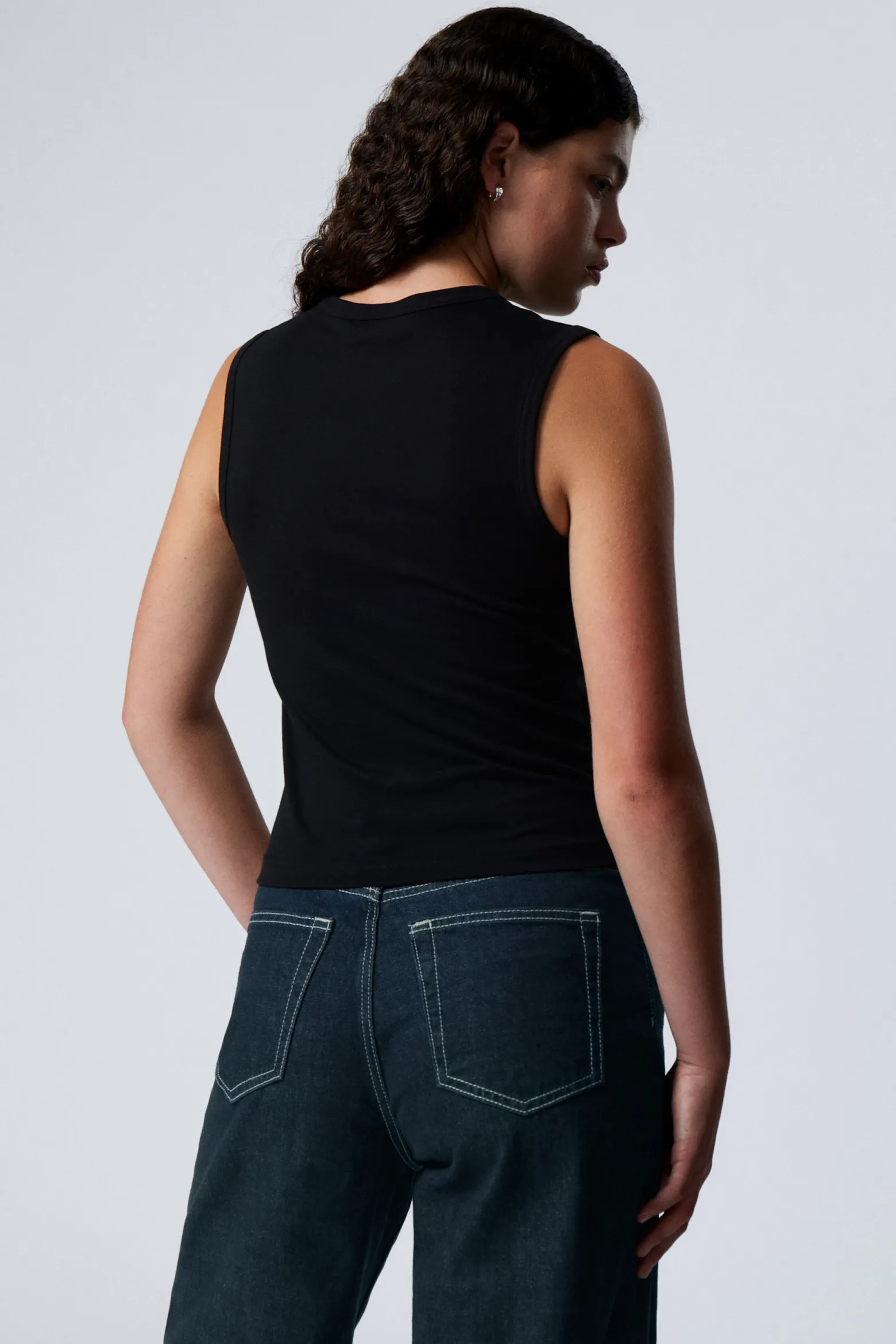 SCHULTERBETONTES, ENG ANLIEGENDES TANKTOP|Weekday Outlet