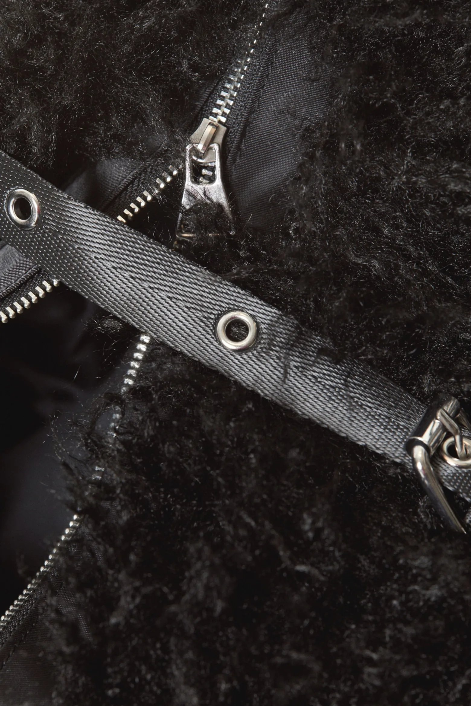 SCHULTERTASCHE AUS FELLIMITAT|Weekday Best