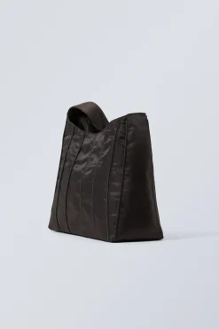 SCHULTERTASCHE MIT PASPELIERUNG|Weekday Hot