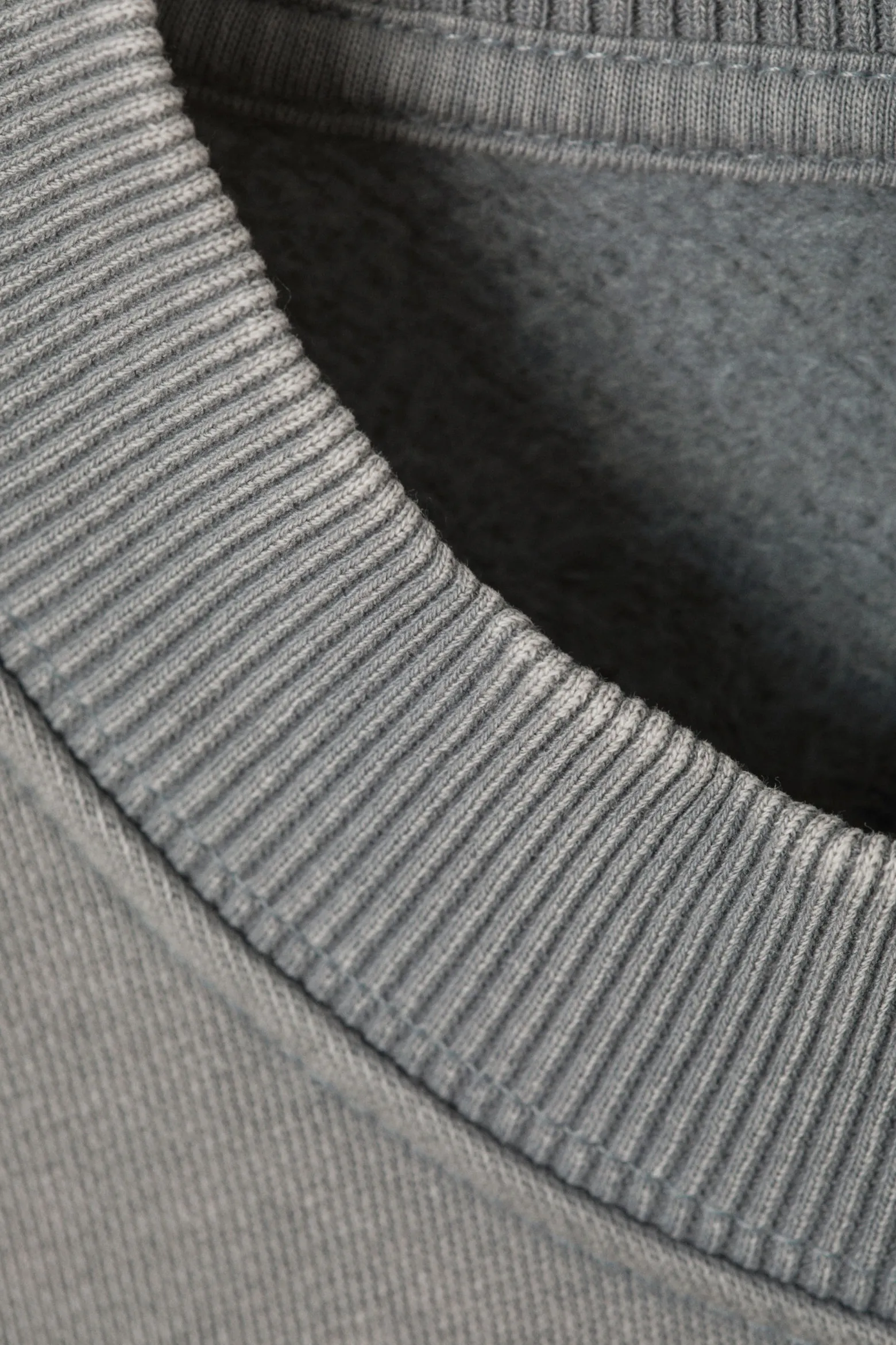 SCHWERES SWEATSHIRT MIT RELAXTER PASSFORM|Weekday Discount