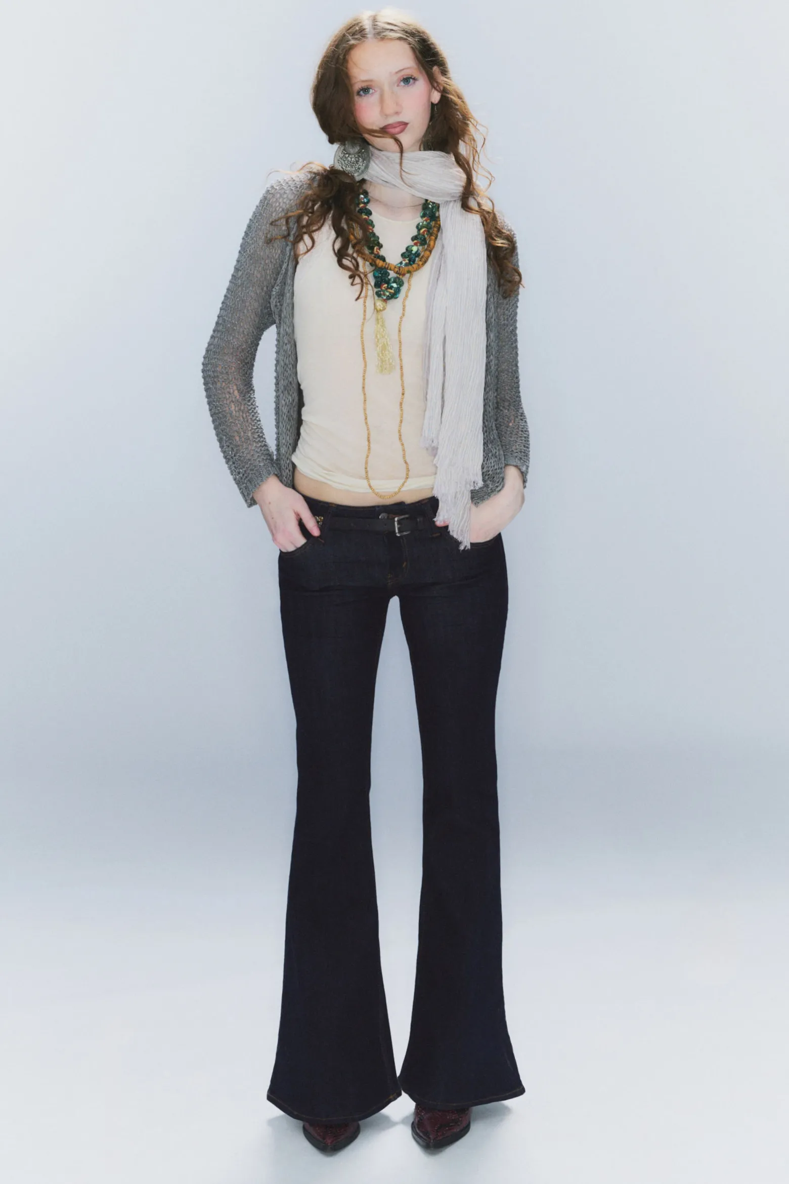 SKINNY-JEANS MIT SCHLAG UND NIEDRIGEM BUND|Weekday Cheap