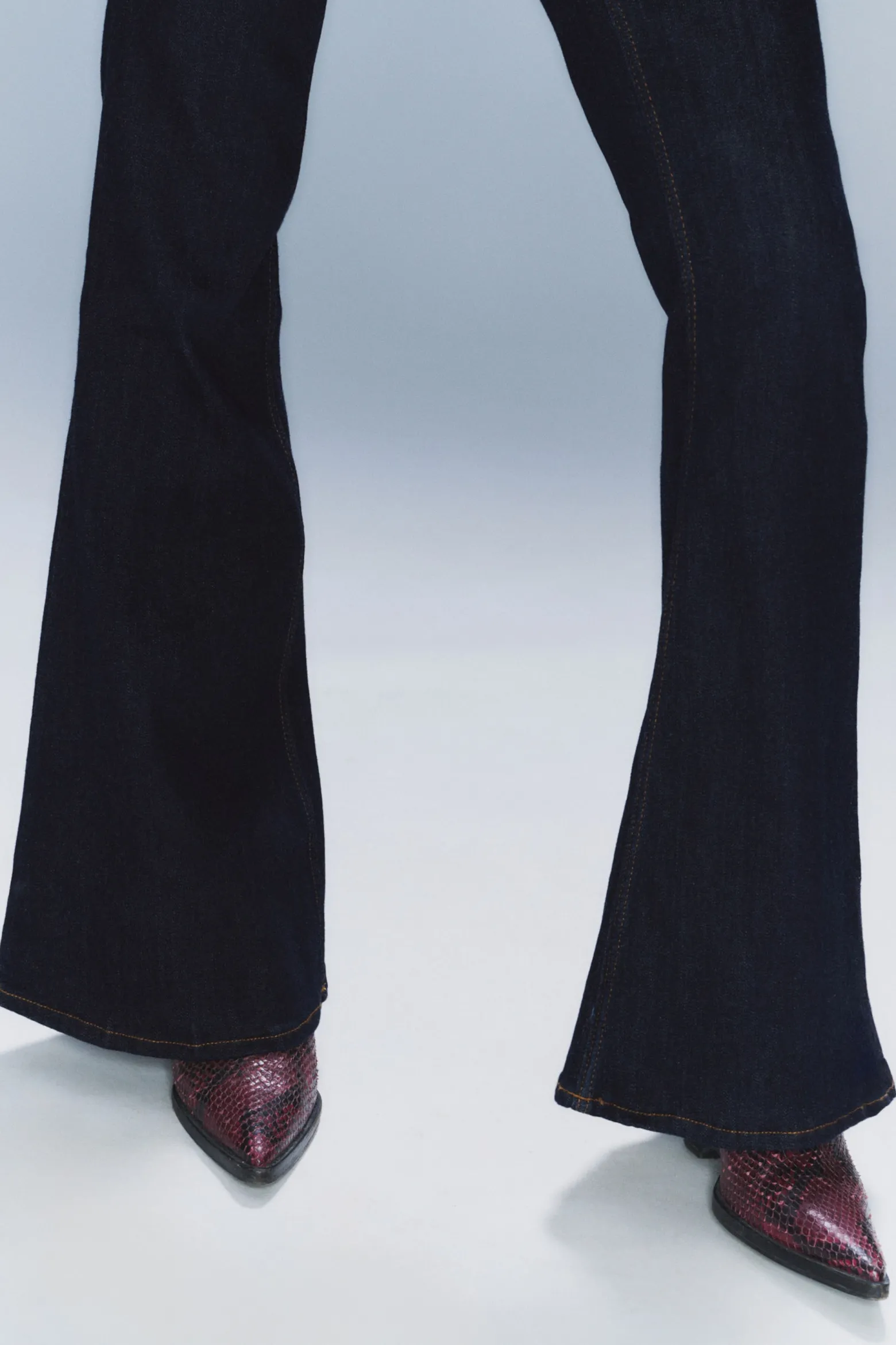 SKINNY-JEANS MIT SCHLAG UND NIEDRIGEM BUND|Weekday Cheap