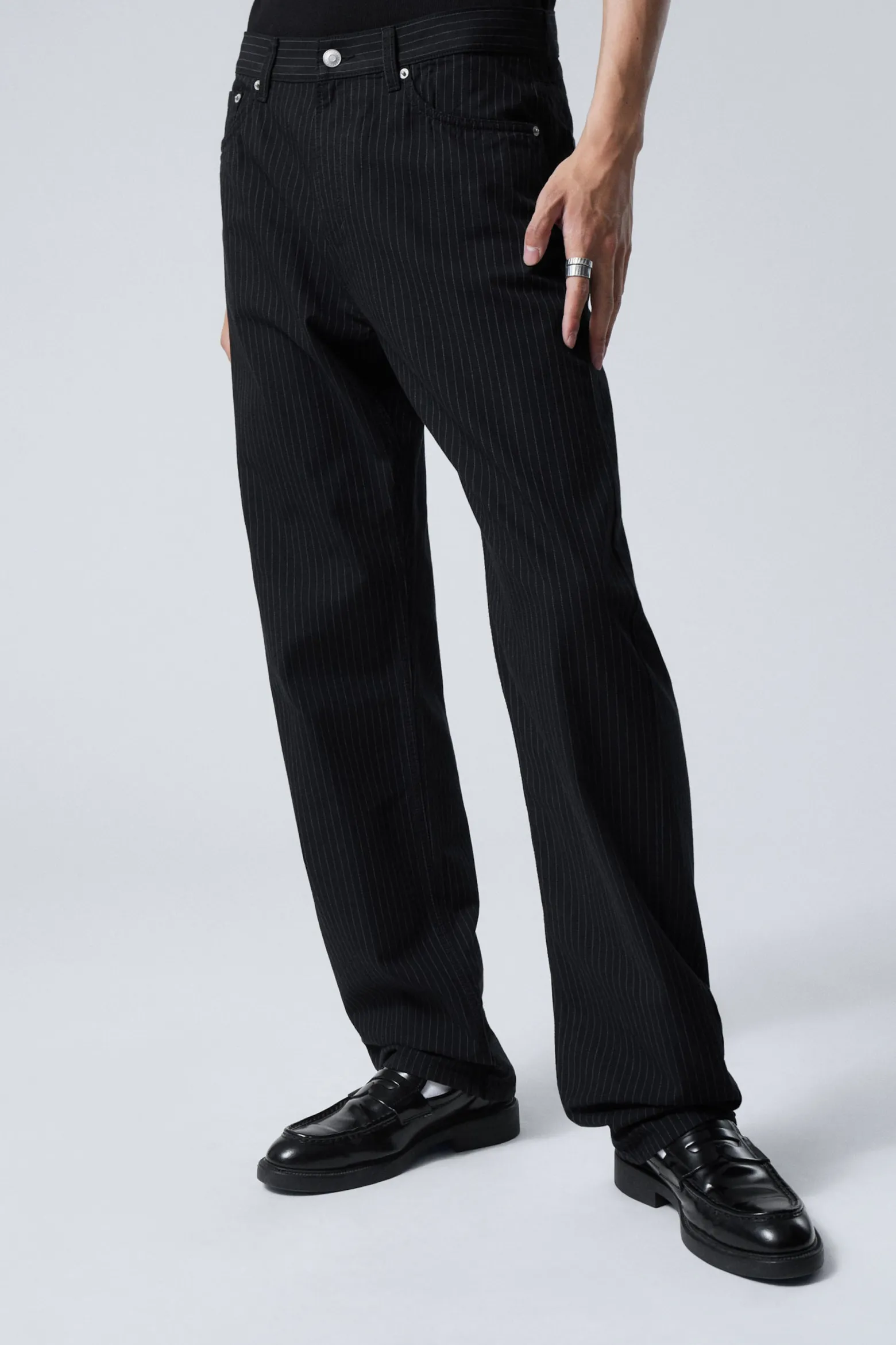 SPACE – RELAXTE HOSE MIT GERADEM BEIN|Weekday Outlet