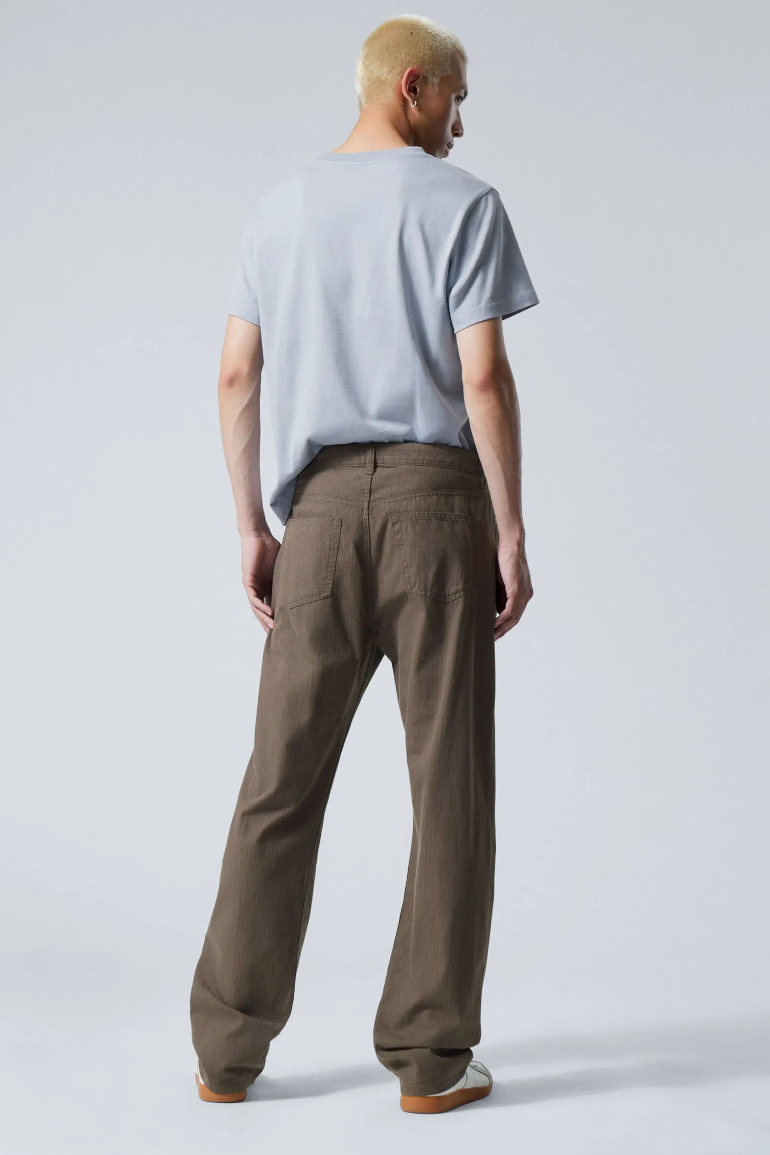 SPACE – RELAXTE HOSE MIT GERADEM BEIN|Weekday Shop