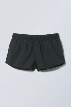 SPORTLICHE MINI-SHORTS AUS NYLON|Weekday Cheap