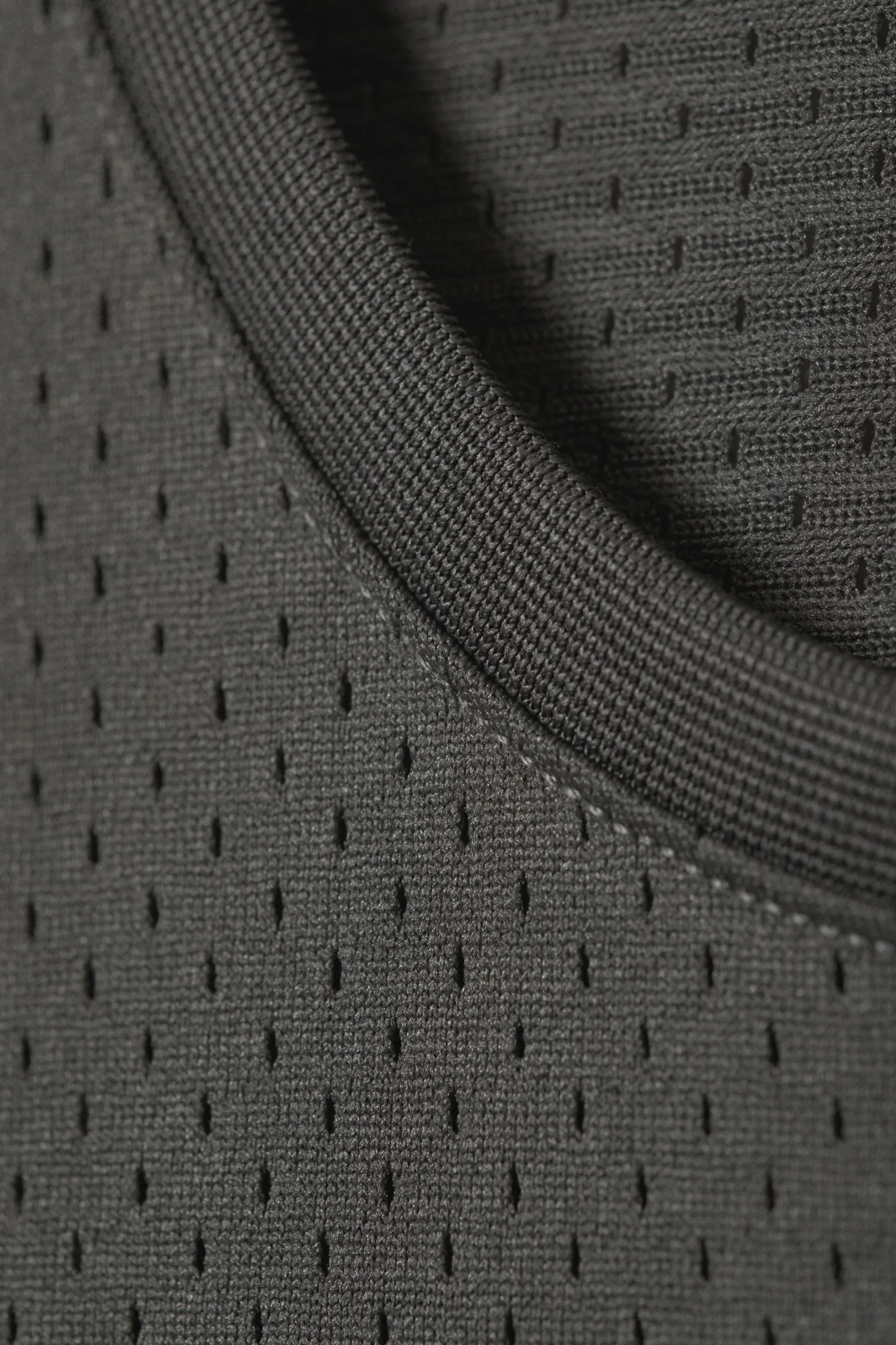 SPORTLICHES TANKTOP AUS MESH|Weekday Shop