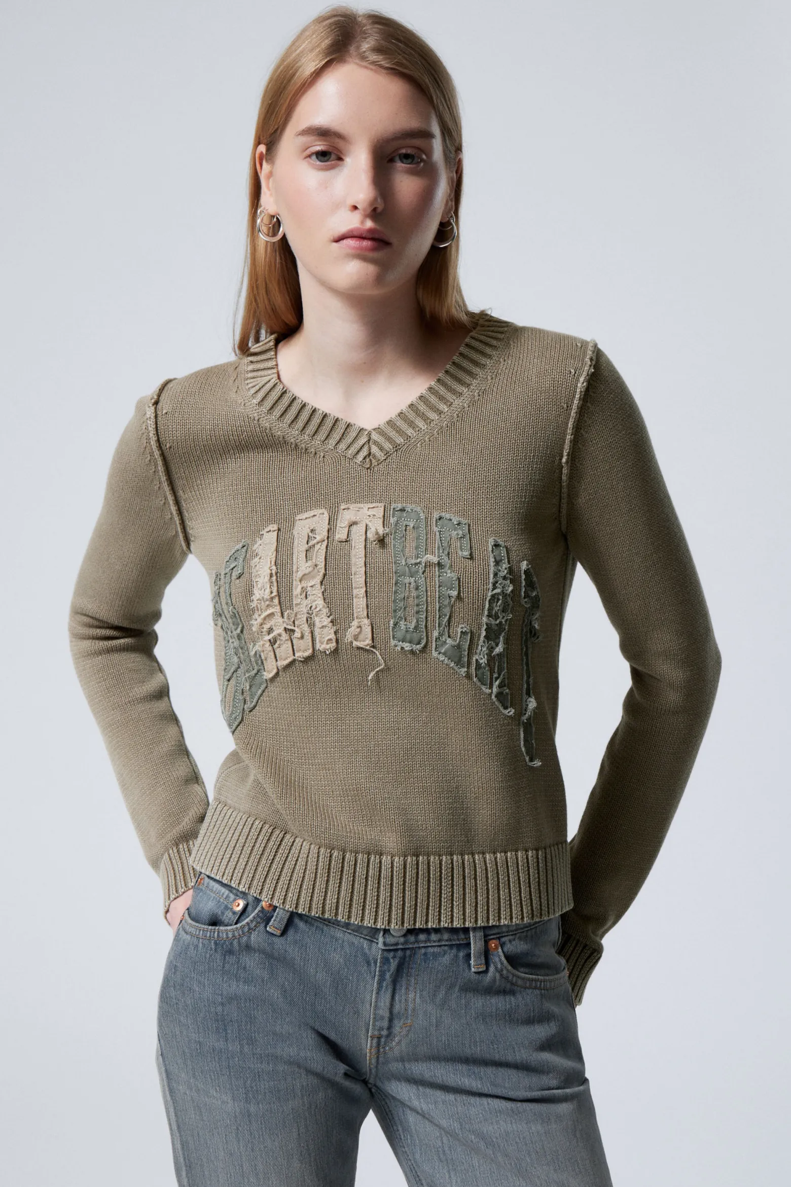 STRICKPULLOVER AUS BAUMWOLLE MIT PATCH-PRINT|Weekday Clearance