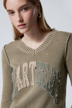 STRICKPULLOVER AUS BAUMWOLLE MIT PATCH-PRINT|Weekday Clearance