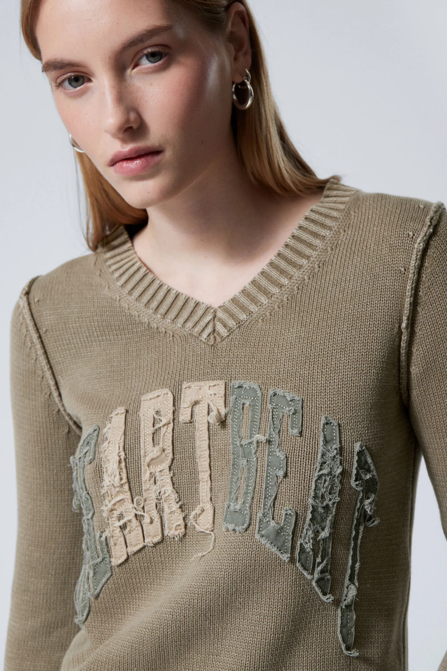 STRICKPULLOVER AUS BAUMWOLLE MIT PATCH-PRINT|Weekday Clearance